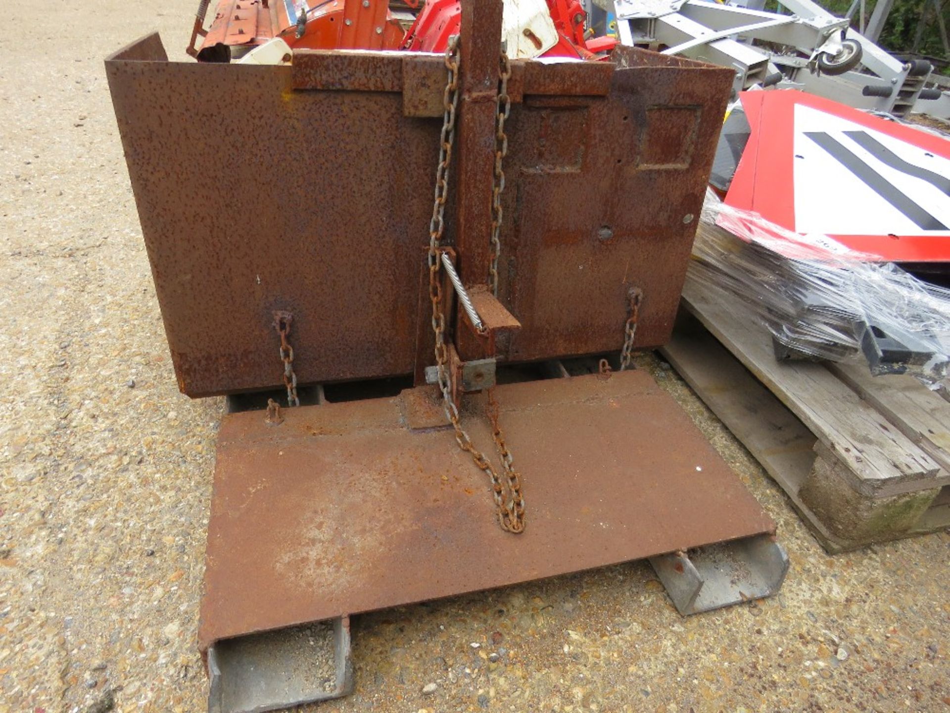 FORKLIFT MOUNTED TIPPING SCOOP BUCKET. THIS LOT IS SOLD UNDER THE AUCTIONEERS MARGIN SCHEME, THER - Image 3 of 3