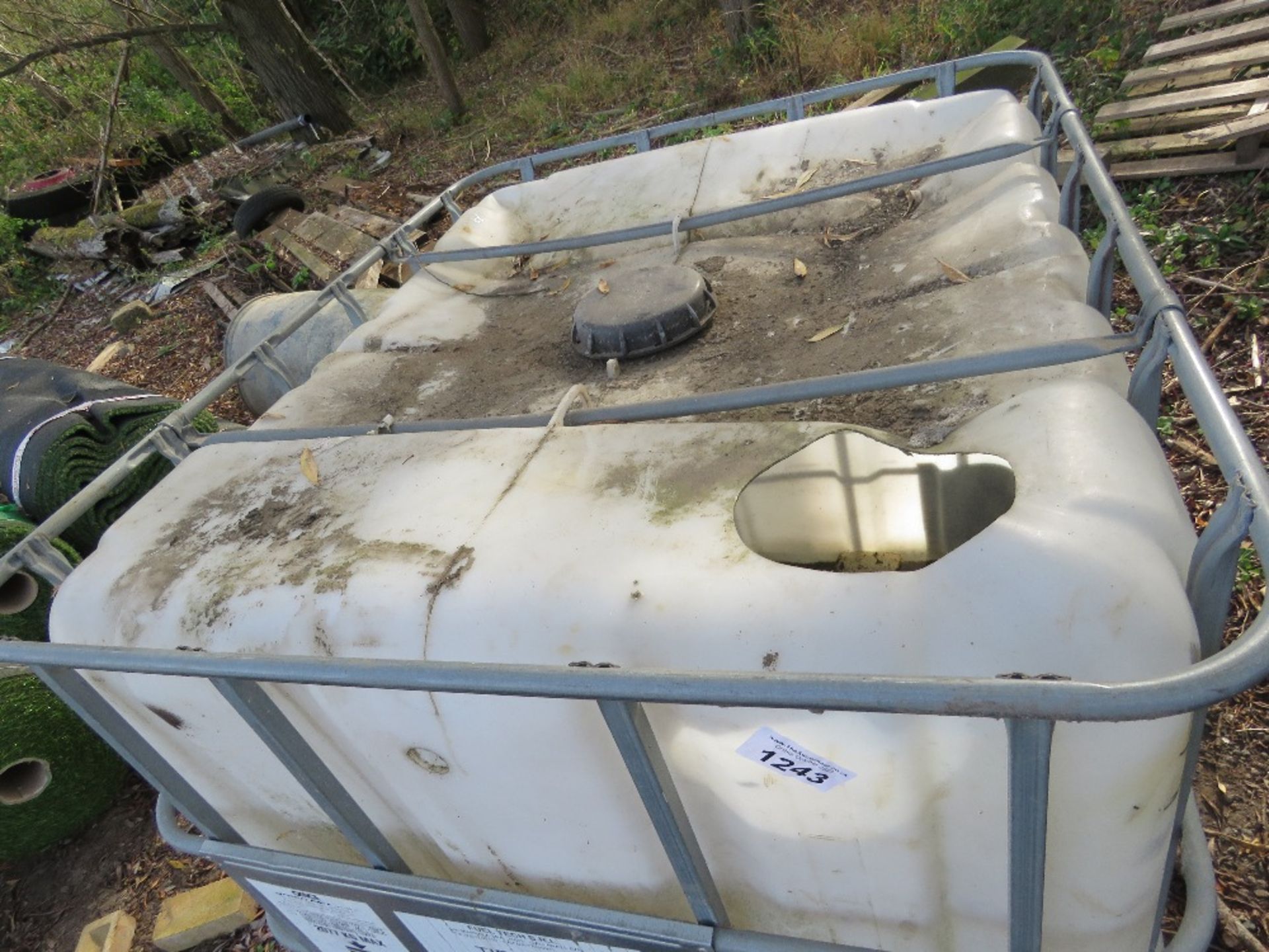 IBC WATER TANK. THIS LOT IS SOLD UNDER THE AUCTIONEERS MARGIN SCHEME, THEREFORE NO VAT WILL BE CH - Image 2 of 4