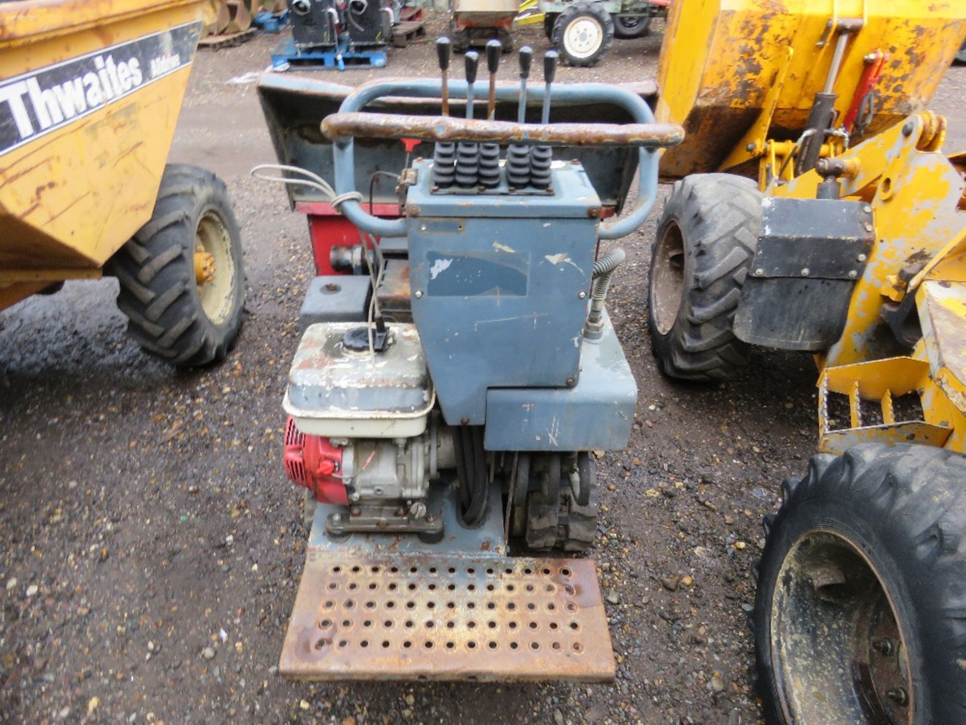 HINOWA HP800 HIGH TIP TRACKED DUMPER BARROW. YEAR 2000 BUILD. SN: 97508. WHEN TESTED WAS SEEN TO RUN - Image 4 of 6