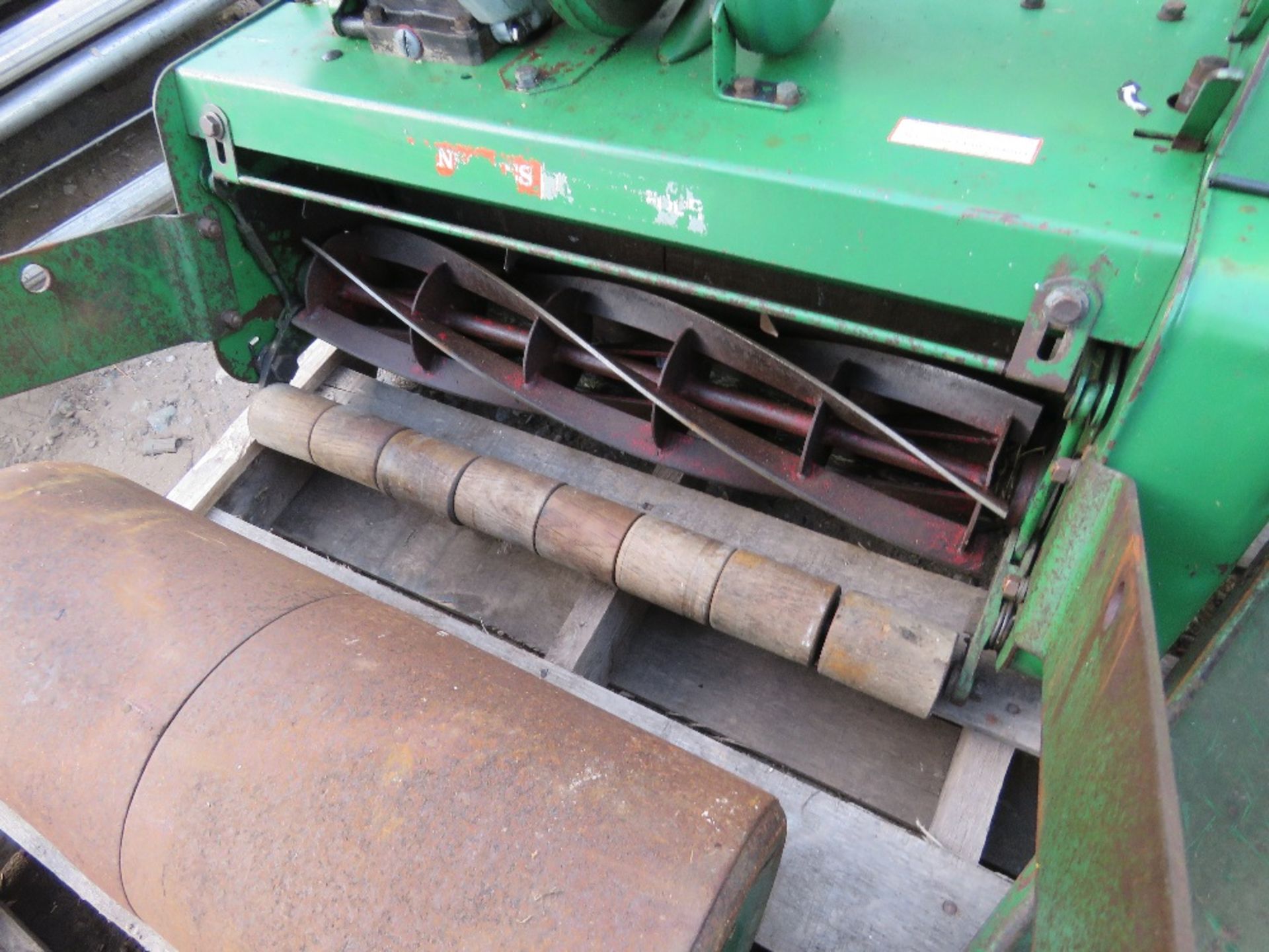 RANSOMES CYLINDER MOWER PLUS ROLLER SEAT AND BOX. THIS LOT IS SOLD UNDER THE AUCTIONEERS MARGIN S - Image 4 of 6