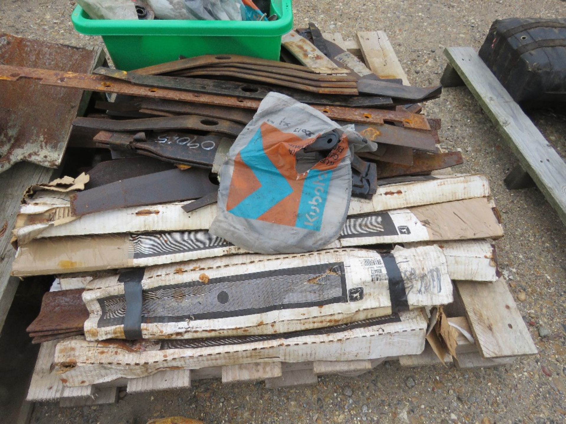 ASSORTED MOWER BLADES AND SPARES. THIS LOT IS SOLD UNDER THE AUCTIONEERS MARGIN SCHEME, THEREFORE - Image 4 of 4