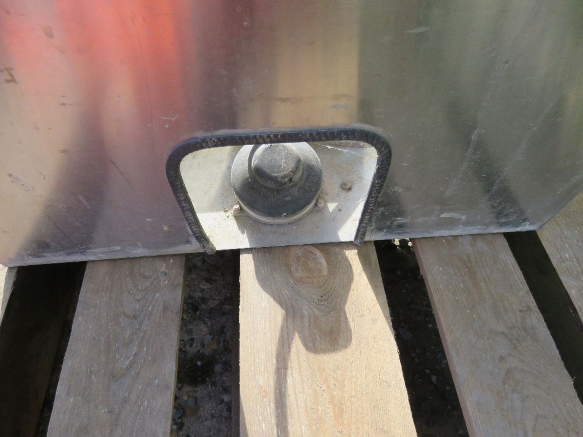 DRINKING FOUNTAIN AND SOAP DISPENSER. THIS LOT IS SOLD UNDER THE AUCTIONEERS MARGIN SCHEME, THERE - Image 4 of 6