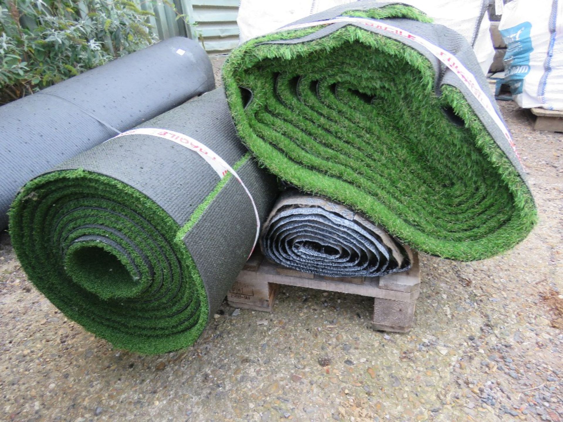 3 X ROLLS OF QUALITY ASTRO TURF GRASS 3-5FT WIDTH APPROX. THIS LOT IS SOLD UNDER THE AUCTIONEERS - Image 3 of 4