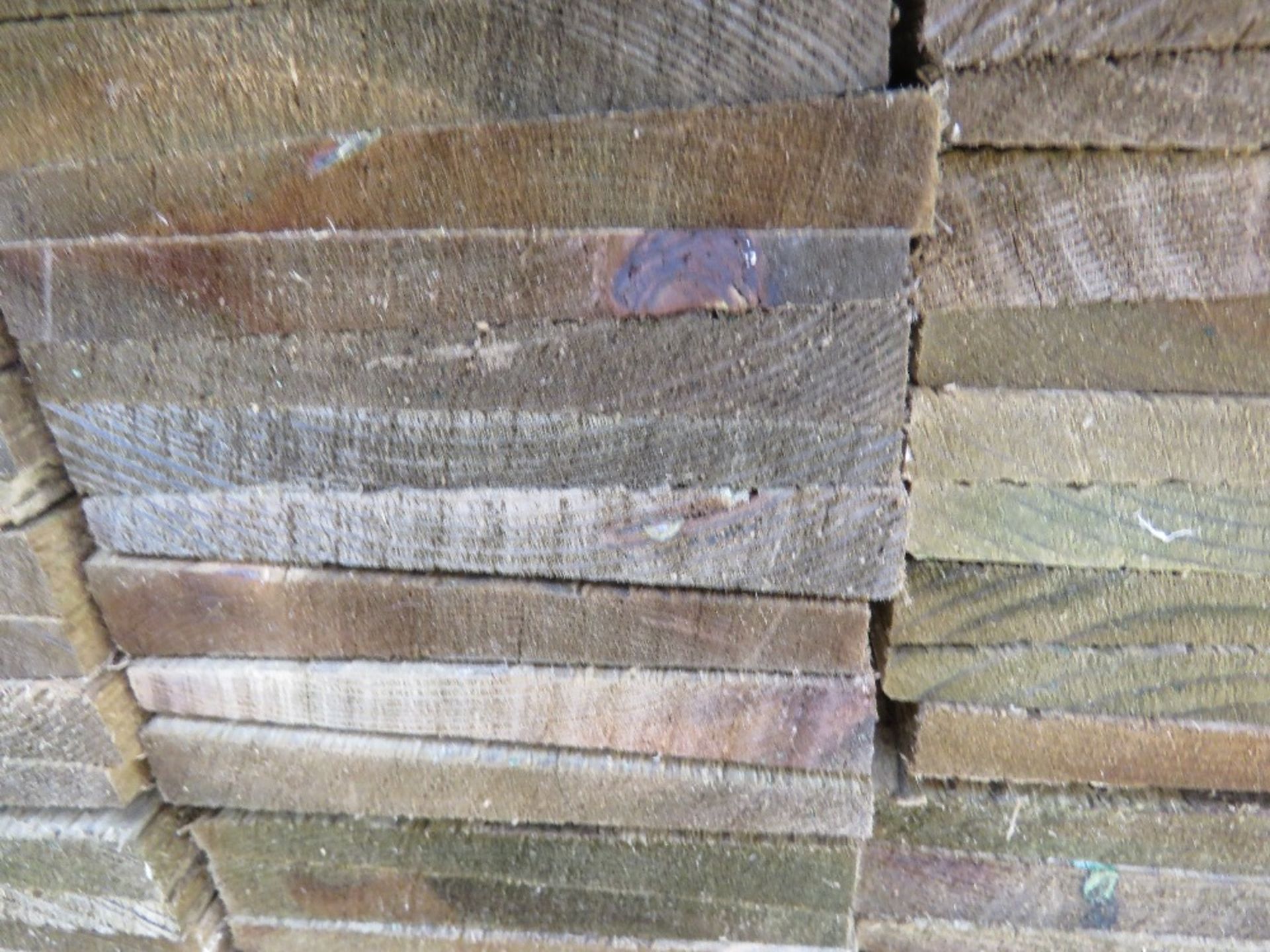 LARGE PACK OF PRESSURE TREATED FEATHER EDGE FENCE CLADDING TIMBER BOARDS. 1.65M LENGTH X 100MM WIDTH - Image 3 of 3