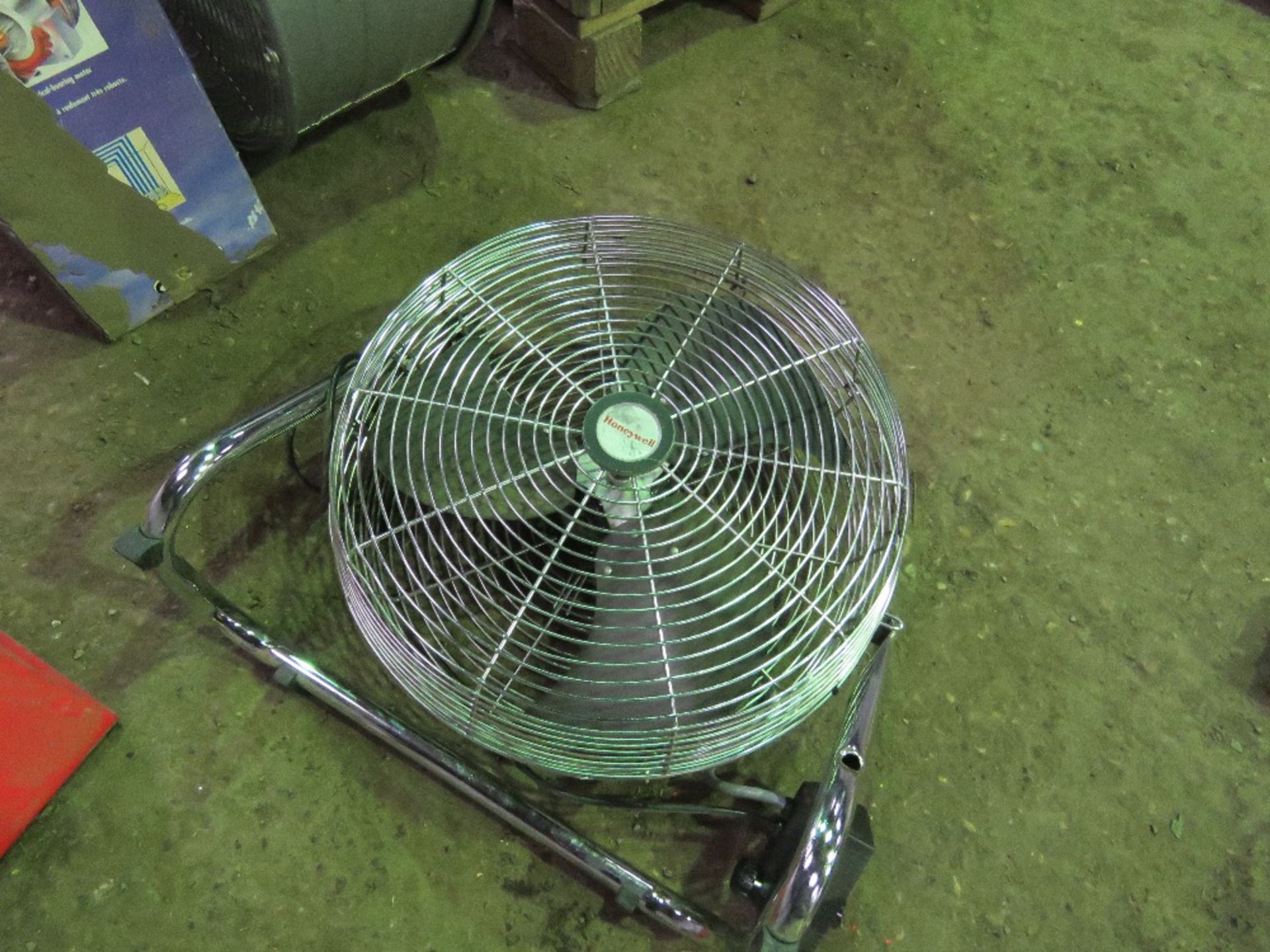 2 X LARGE ELECTRIC FANS. THIS LOT IS SOLD UNDER THE AUCTIONEERS MARGIN SCHEME, THEREFORE NO VAT W - Image 3 of 4