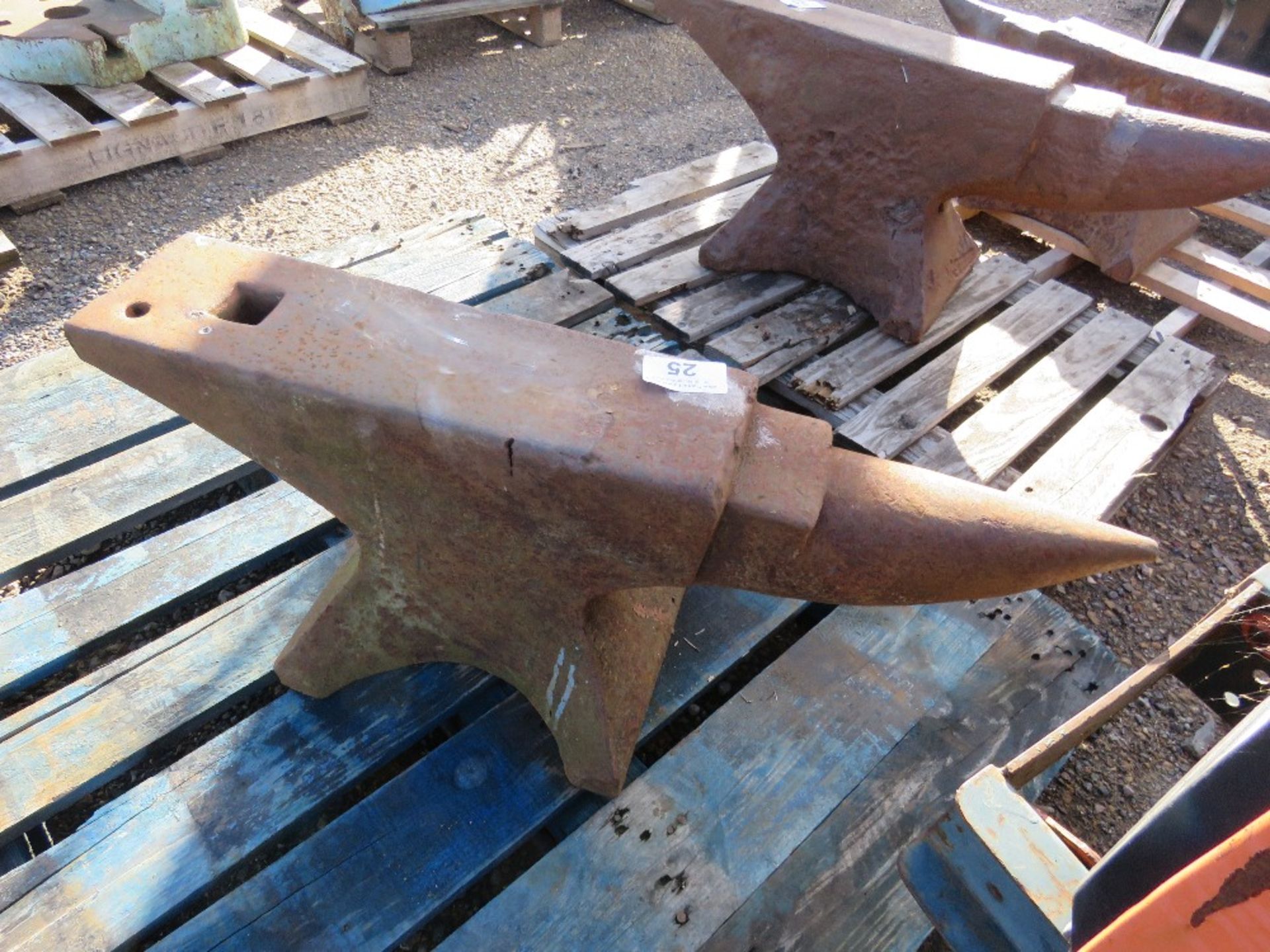 LARGE SIZED BLACKSMITH'S ANVIL. - Image 2 of 3