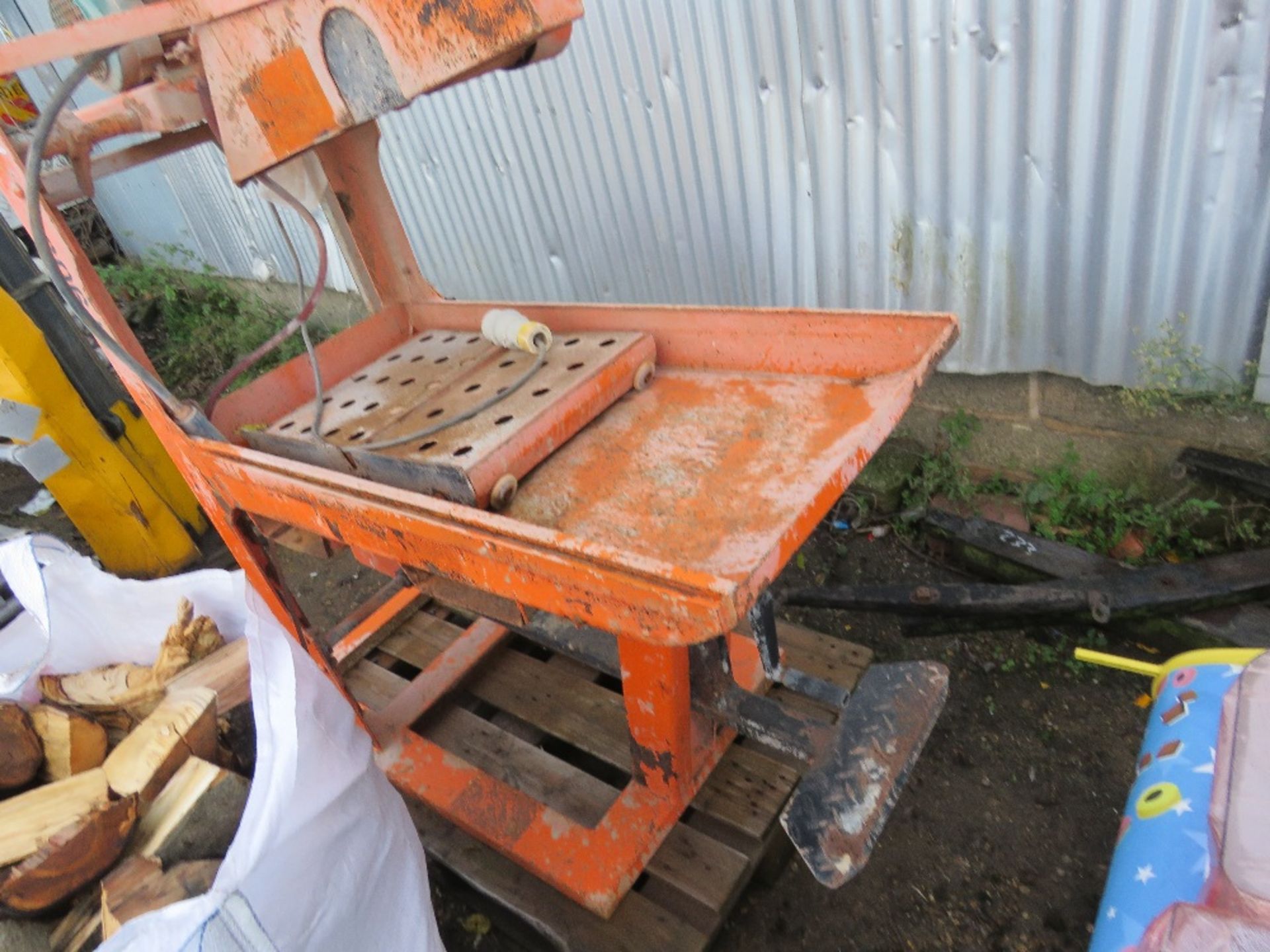 REDBAND 110 VOLT SLAB CUTTING SAWBENCH. - Image 2 of 3