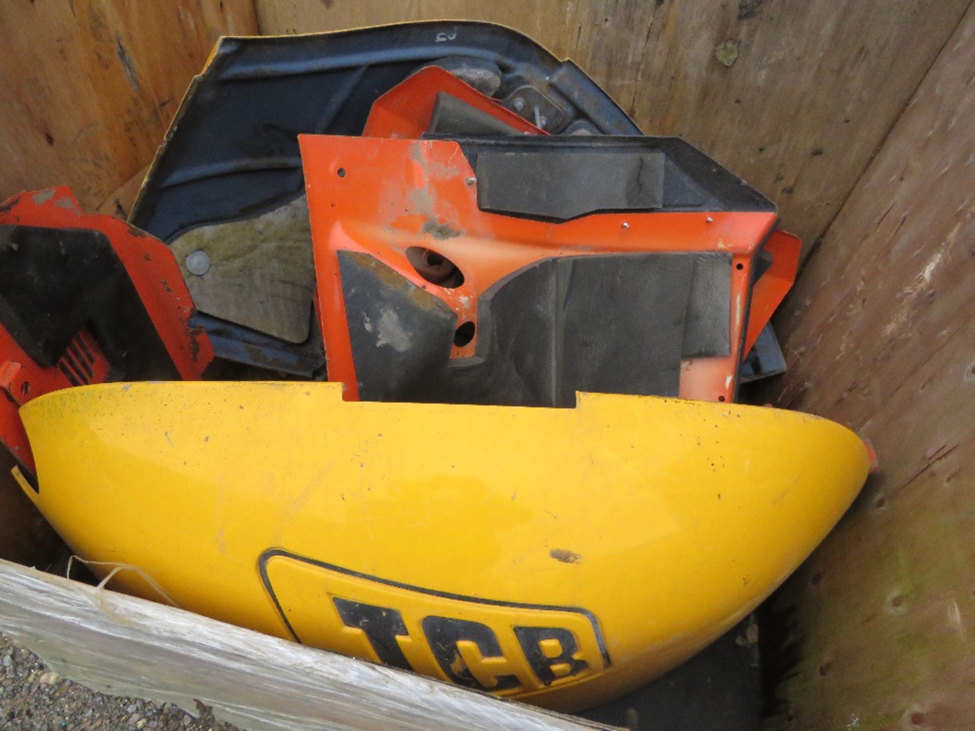 STILLAGE CONTAINING ASSORTED KUBOTA AND JCB EXCAVATOR BODY PANELS. THIS LOT IS SOLD UNDER THE AUC