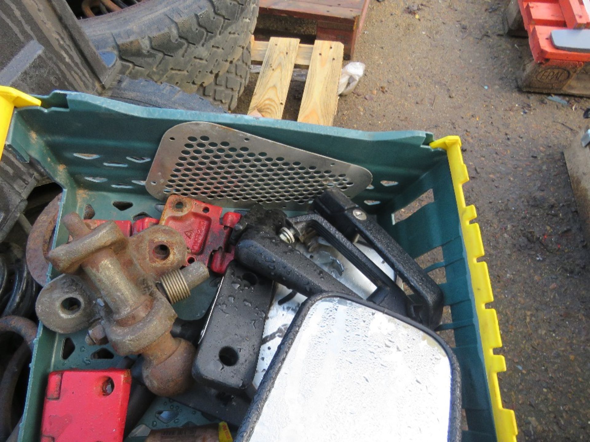 ASSORTED LANDROVER SPARES INCLUDING WHEELS, PLUS A HYDRAULIC PUMP UNIT. THIS LOT IS SOLD UNDER T - Image 3 of 6