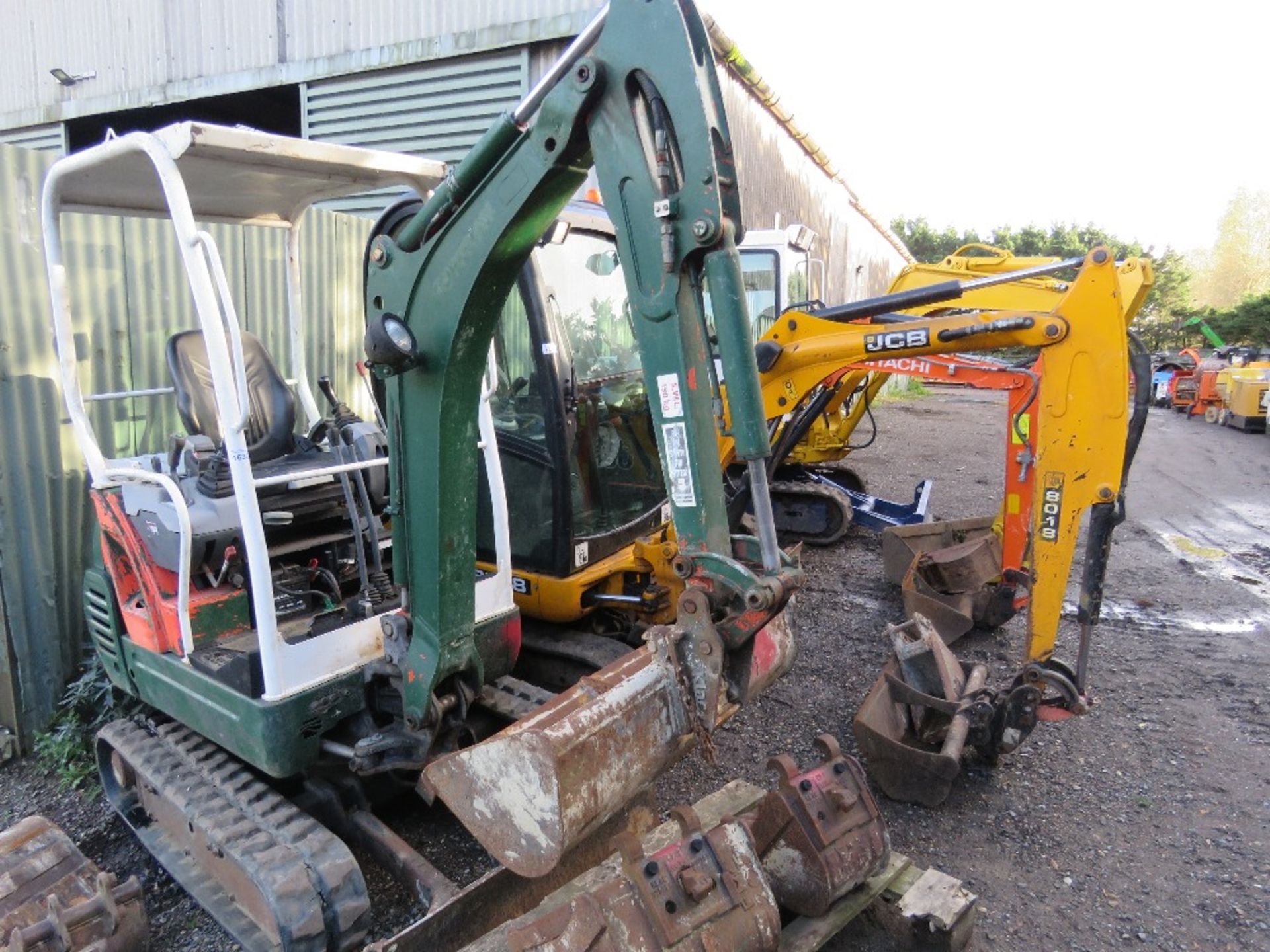 KUBOTA KX41-3V RUBBER TRACKED MINI EXCAVATOR, YEAR 2005. 2443 RECORDED HOURS. SN: 055938. WITH 3 BUC