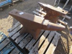 BLACKSMITH'S ANVIL, 90CM OVERALL LENGTH APPROX.