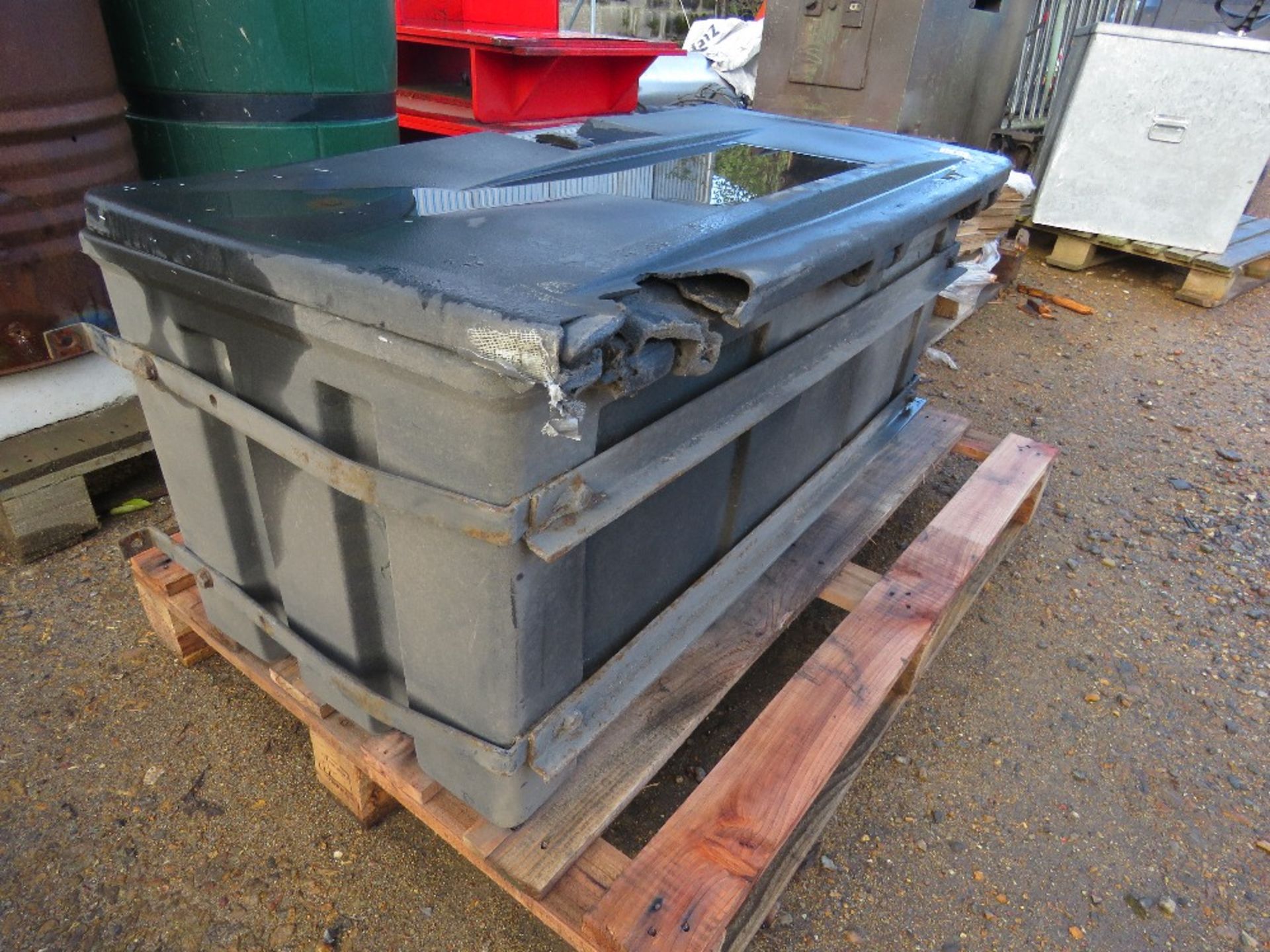 PLASTIC LORRY STRAP BOX. THIS LOT IS SOLD UNDER THE AUCTIONEERS MARGIN SCHEME, THEREFORE NO VAT - Image 2 of 4