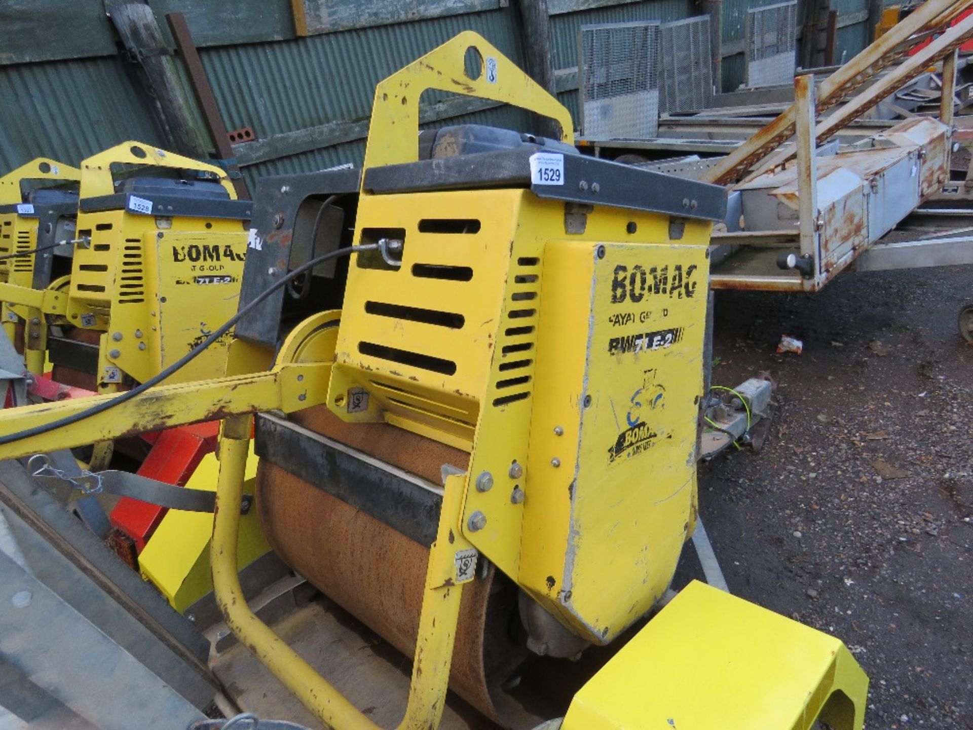 BOMAG BW71E-2 SINGLE DRUM ROLLER ON A TRAILER YEAR 2017 BUILD. SN: 101620291366. SOURCED FROM LARGE - Image 2 of 7