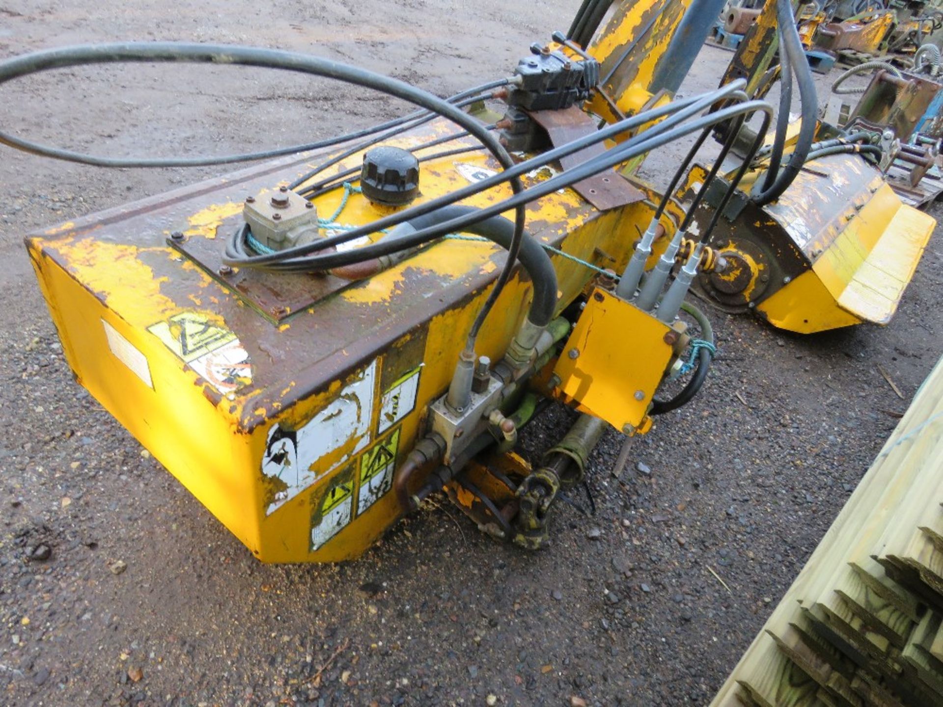 BOMFORD B577 TRACTOR MOUNTED HEDGE CUTTER, PTO DRIVEN WITH CONTROLS AS SHOWN. WHEN TESTED BOOM SEEN - Image 8 of 10