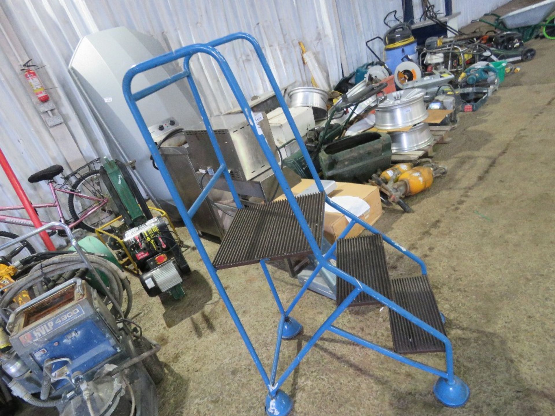 SMALL WHEELED STEPS. THIS LOT IS SOLD UNDER THE AUCTIONEERS MARGIN SCHEME, THEREFORE NO VAT WILL - Image 3 of 3