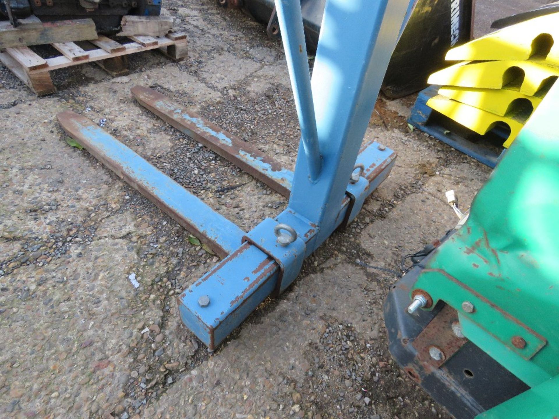 CONQUIP CRANE MOUNTED FORKS, YEAR 2016. DESCRIBED AS A LAZY ASSET. - Image 5 of 6