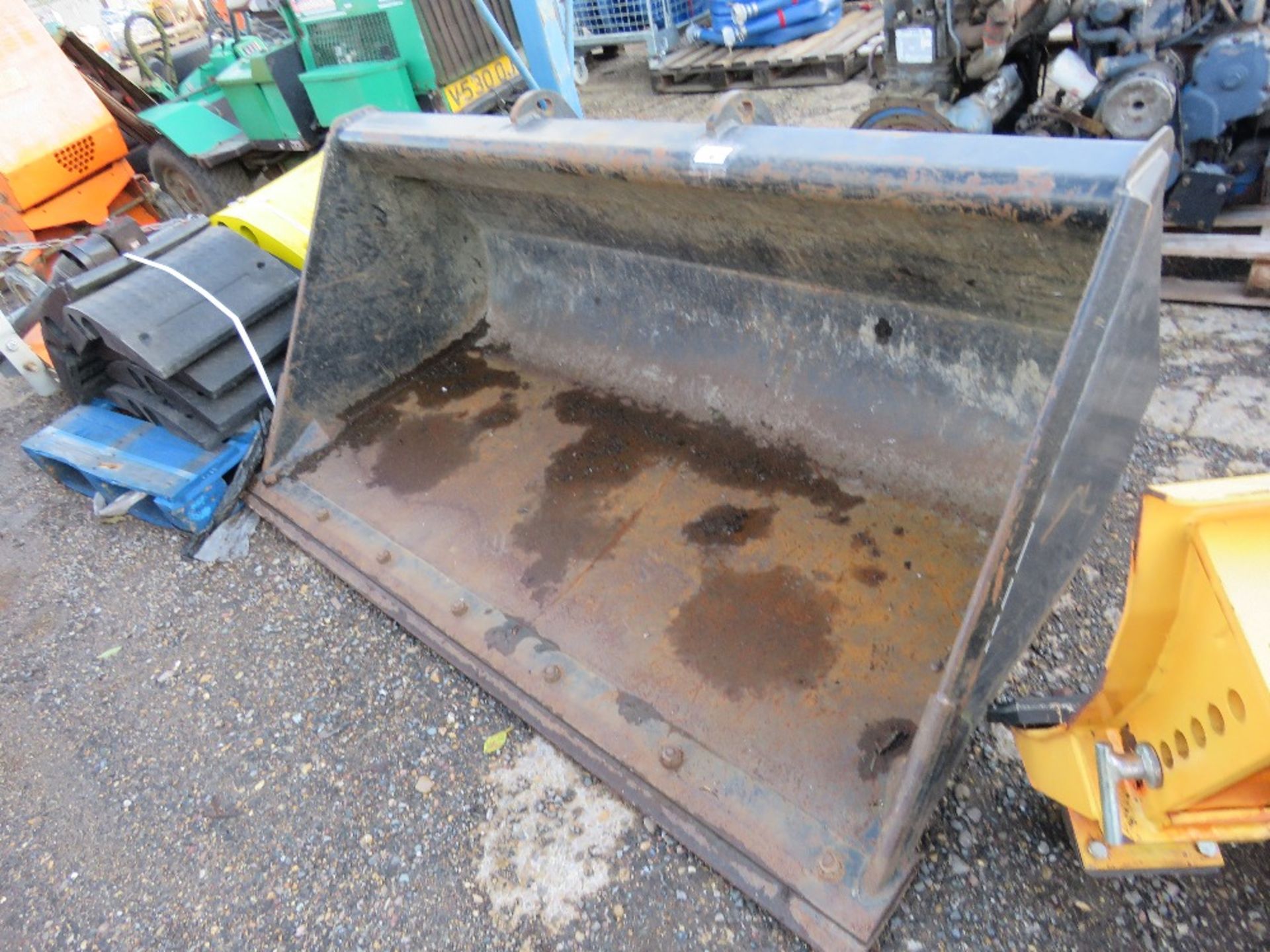 STRIMECH JCB LOADING BUCKET. SUITABLE FOR TELETRUK TYPE MACHINE OR SIMILAR. 6FT WIDTH APPROX. TH