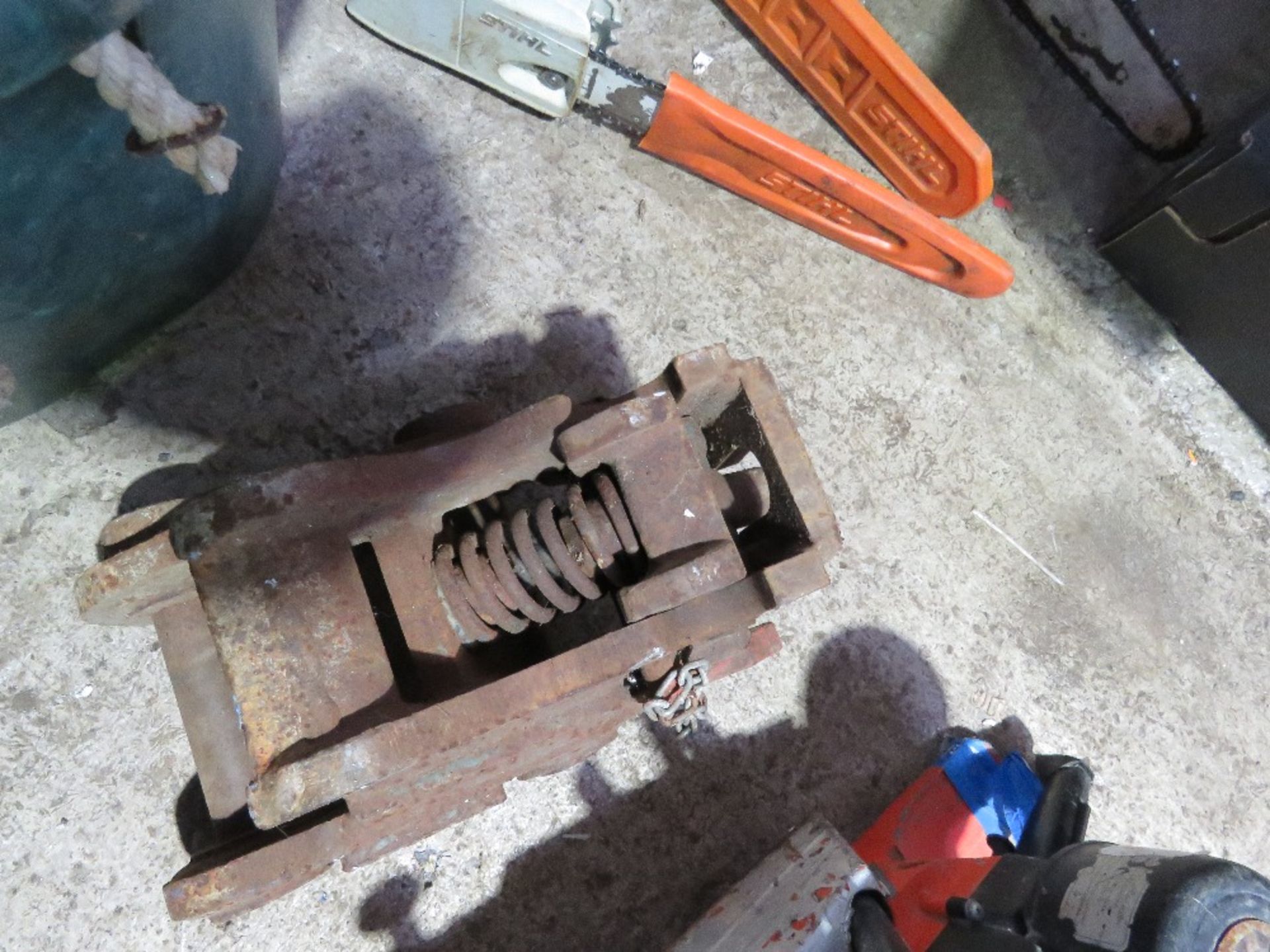 MANUAL QUICK HITCH FOR EXCAVATOR ON 40MM PINS. THIS LOT IS SOLD UNDER THE AUCTIONEERS MARGIN SCH - Image 3 of 3