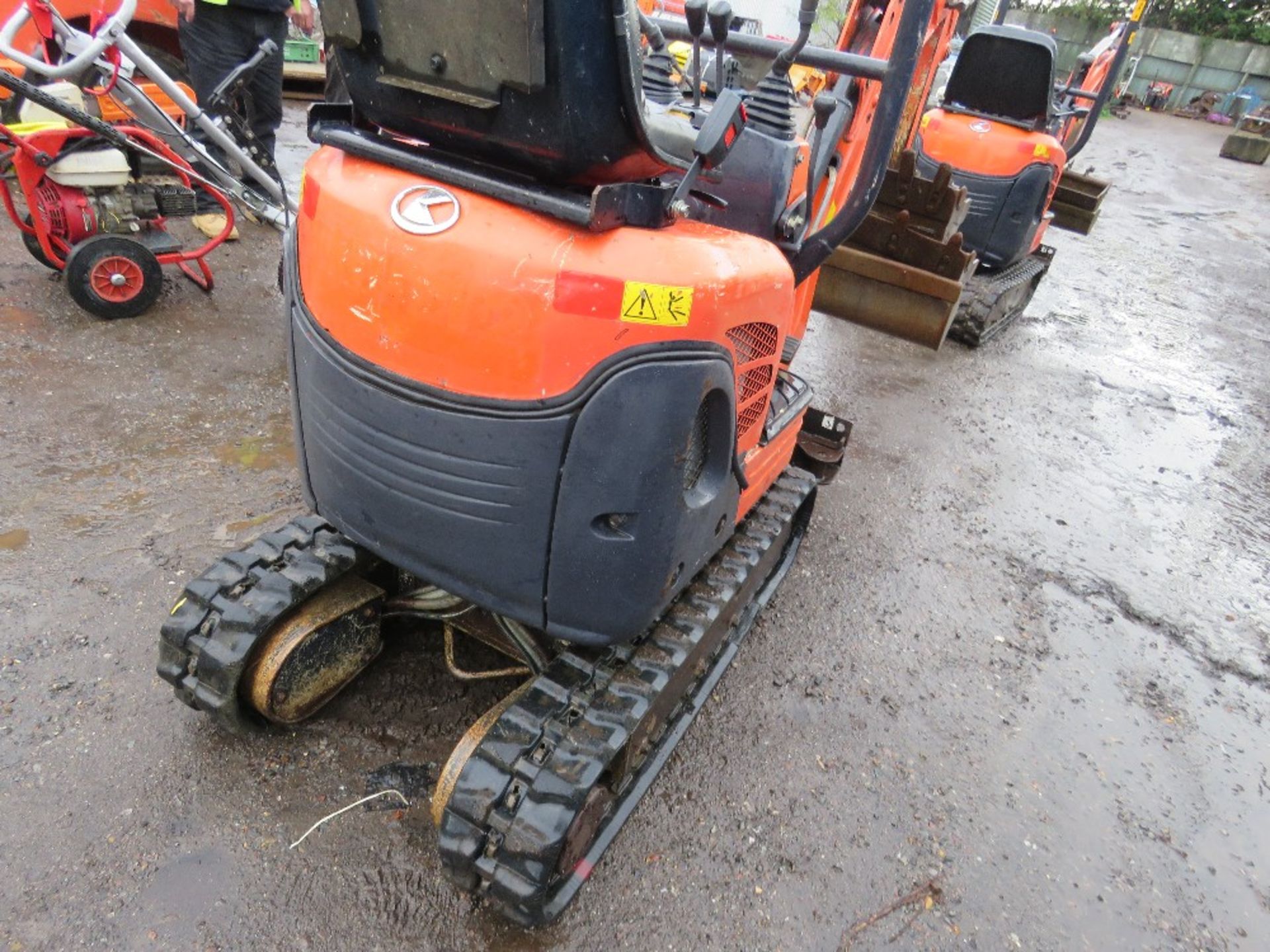 KUBOTA U10-3 MICRO EXCAVATOR YEAR 2014 WITH 3NO BUCKETS. SN:JKUU0103C01H23181 2577 REC HOURS. DIR - Image 6 of 10