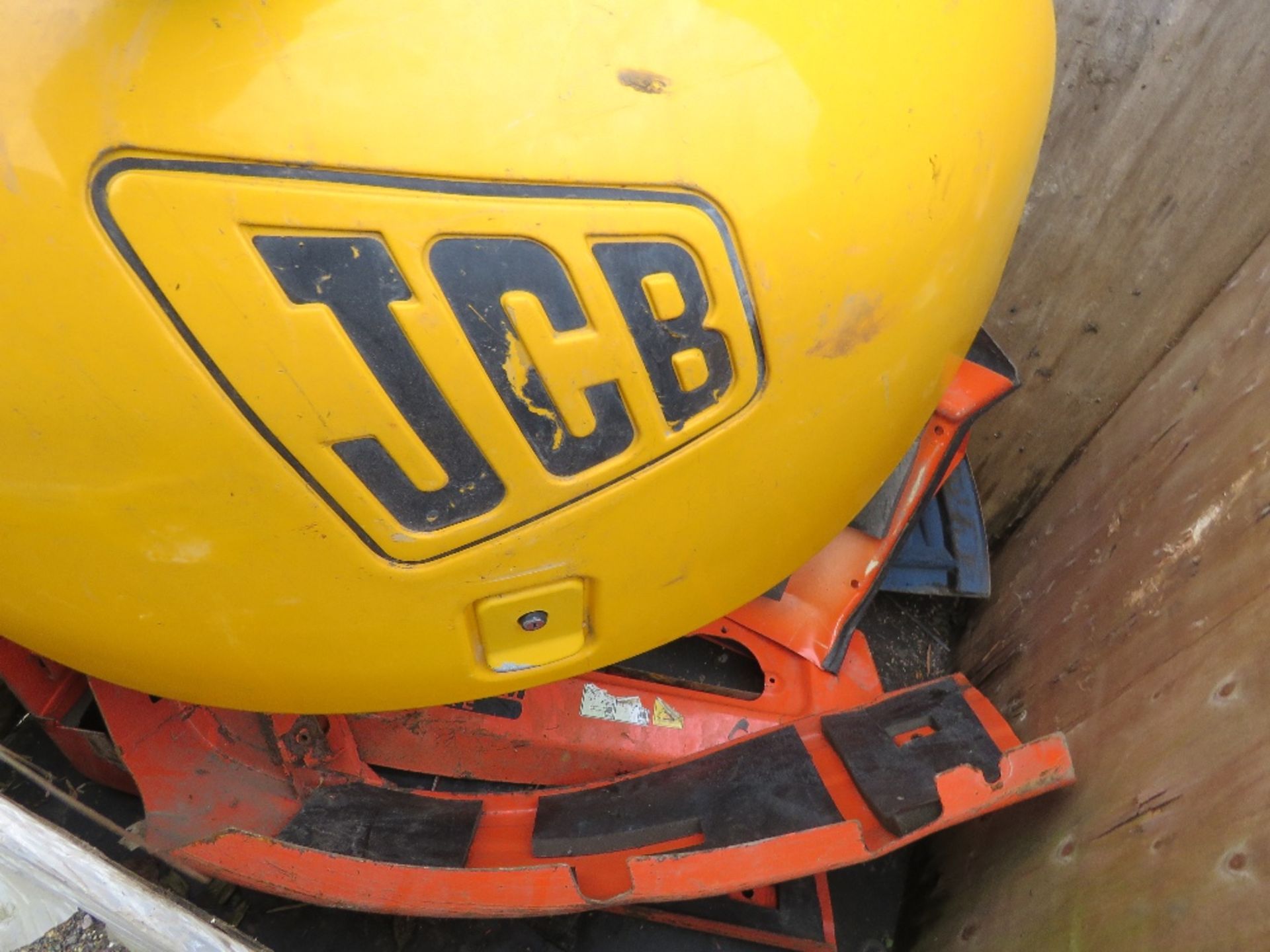 STILLAGE CONTAINING ASSORTED KUBOTA AND JCB EXCAVATOR BODY PANELS. THIS LOT IS SOLD UNDER THE AUC - Image 5 of 5