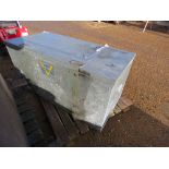 METAL TOOL BOX. THIS LOT IS SOLD UNDER THE AUCTIONEERS MARGIN SCHEME, THEREFORE NO VAT WILL BE C