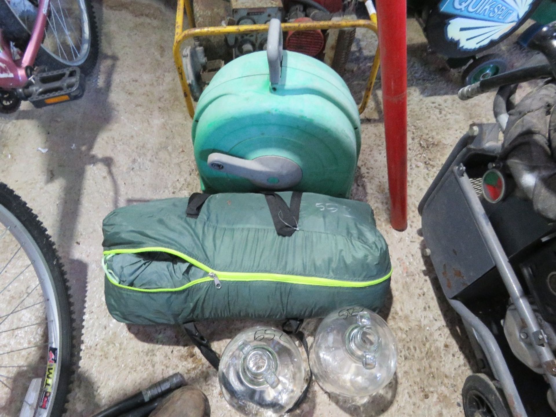 TENT, 2 X GLASS JARS AND A HOSE REEL. THIS LOT IS SOLD UNDER THE AUCTIONEERS MARGIN SCHEME, THER - Bild 4 aus 4