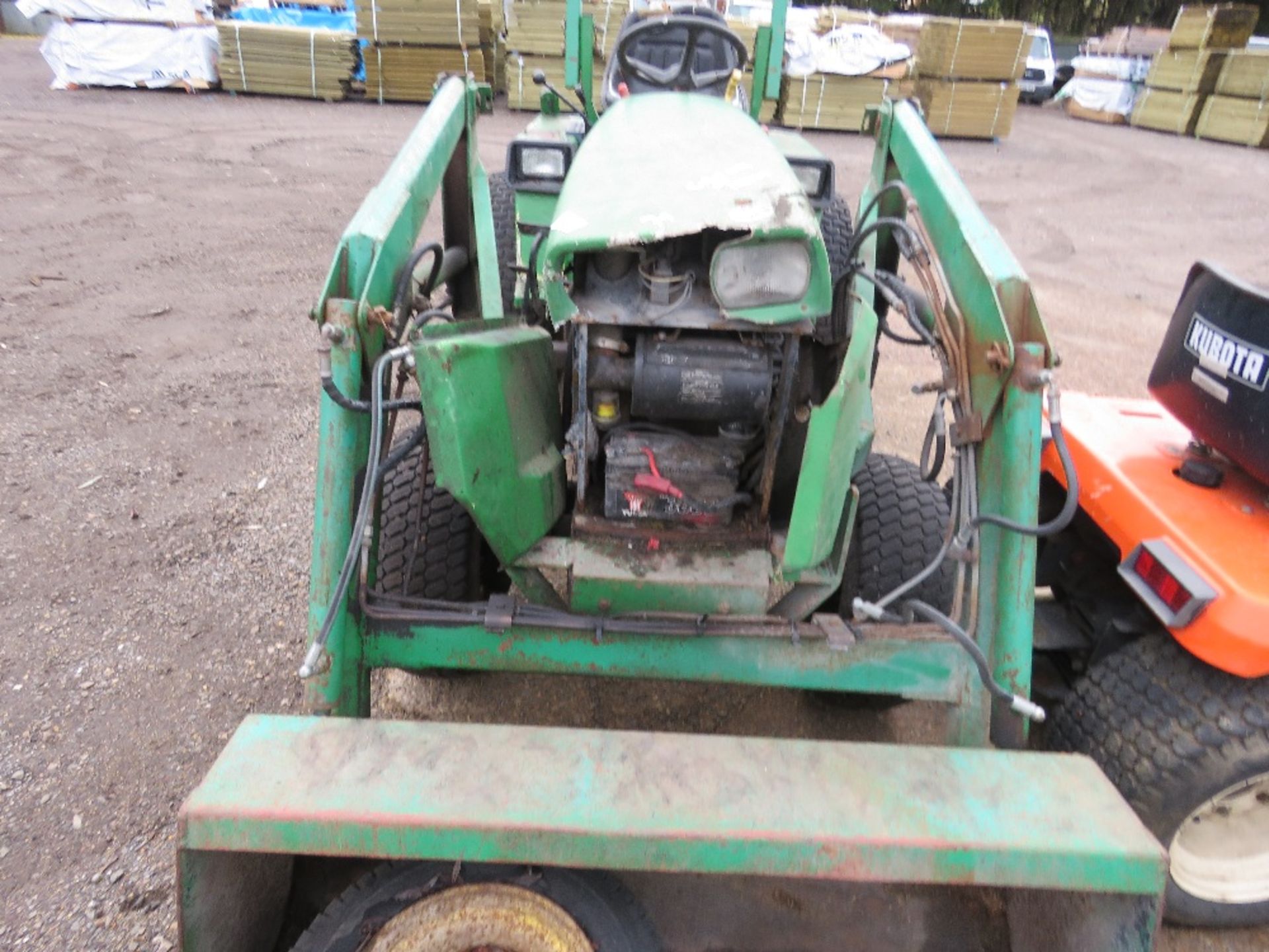 JOHN DEERE 855 4WD COMPACT TRACTOR WITH FOREND LOADER. WHEN TESTED WAS SEEN TO TURN OVER BUT NOT STA - Image 2 of 8