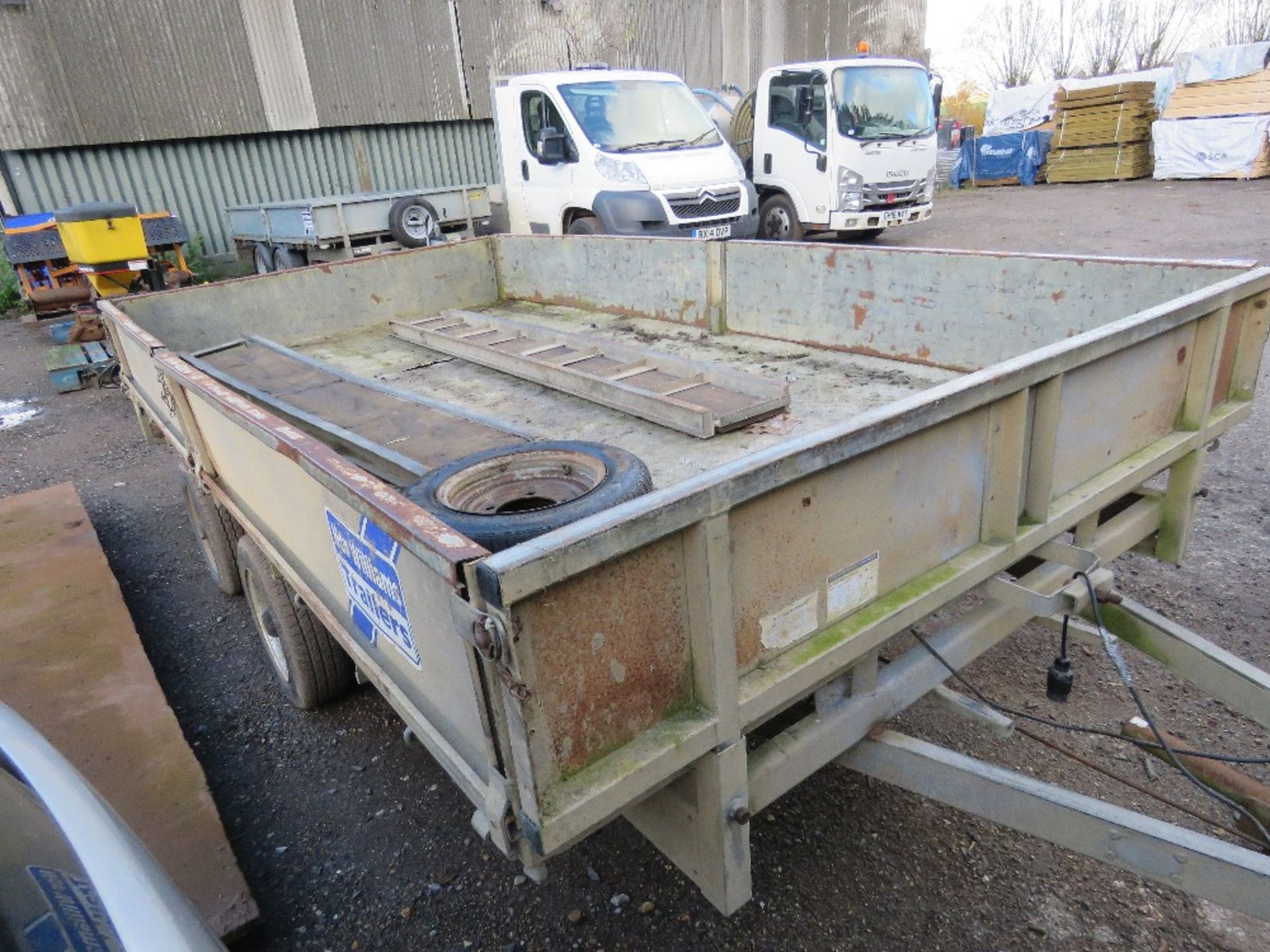 IFOR WILLIAMS TWIN AXLED LM126G PLANT TRAILER WITH SIDES AND RAMPS. SN:122545. (TOWED 100 MILES LOAD - Image 4 of 9