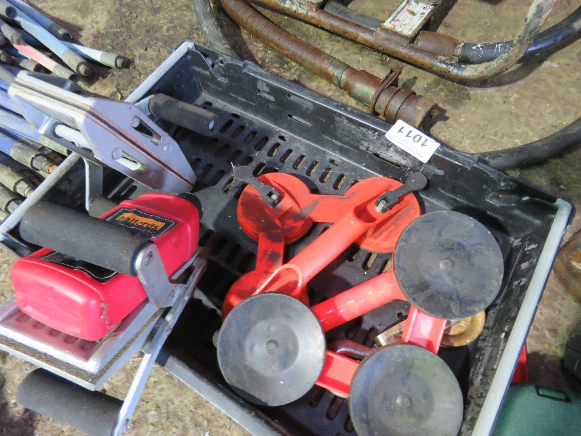 TRAY CONTAINING SUCTION CUPS AND CLAMPS. SOURCED FROM COMPANY LIQUIDATION. - Image 3 of 3