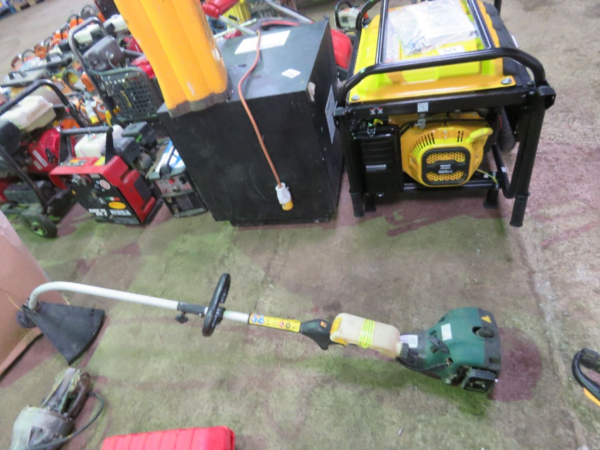 PETROL STRIMMER AND CHAINSAW. - Image 3 of 4