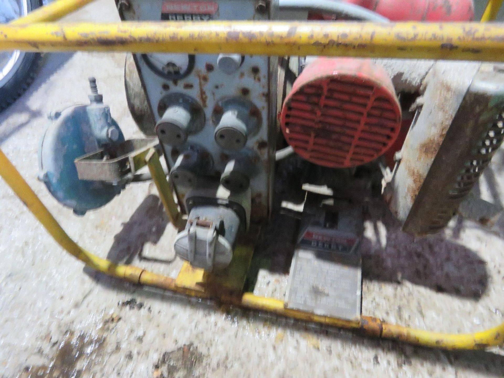 GAS POWERED GENERATOR. THIS LOT IS SOLD UNDER THE AUCTIONEERS MARGIN SCHEME, THEREFORE NO VAT WI - Image 2 of 5