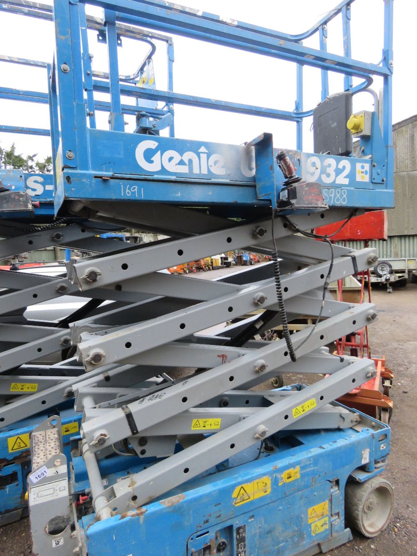 GENIE GS1932 SCISSOR LIFT ACCESS UNIT. YEAR 2008 BUILD. SN:GS3008C-988. WHEN TESTED WAS SEEN TO DRI