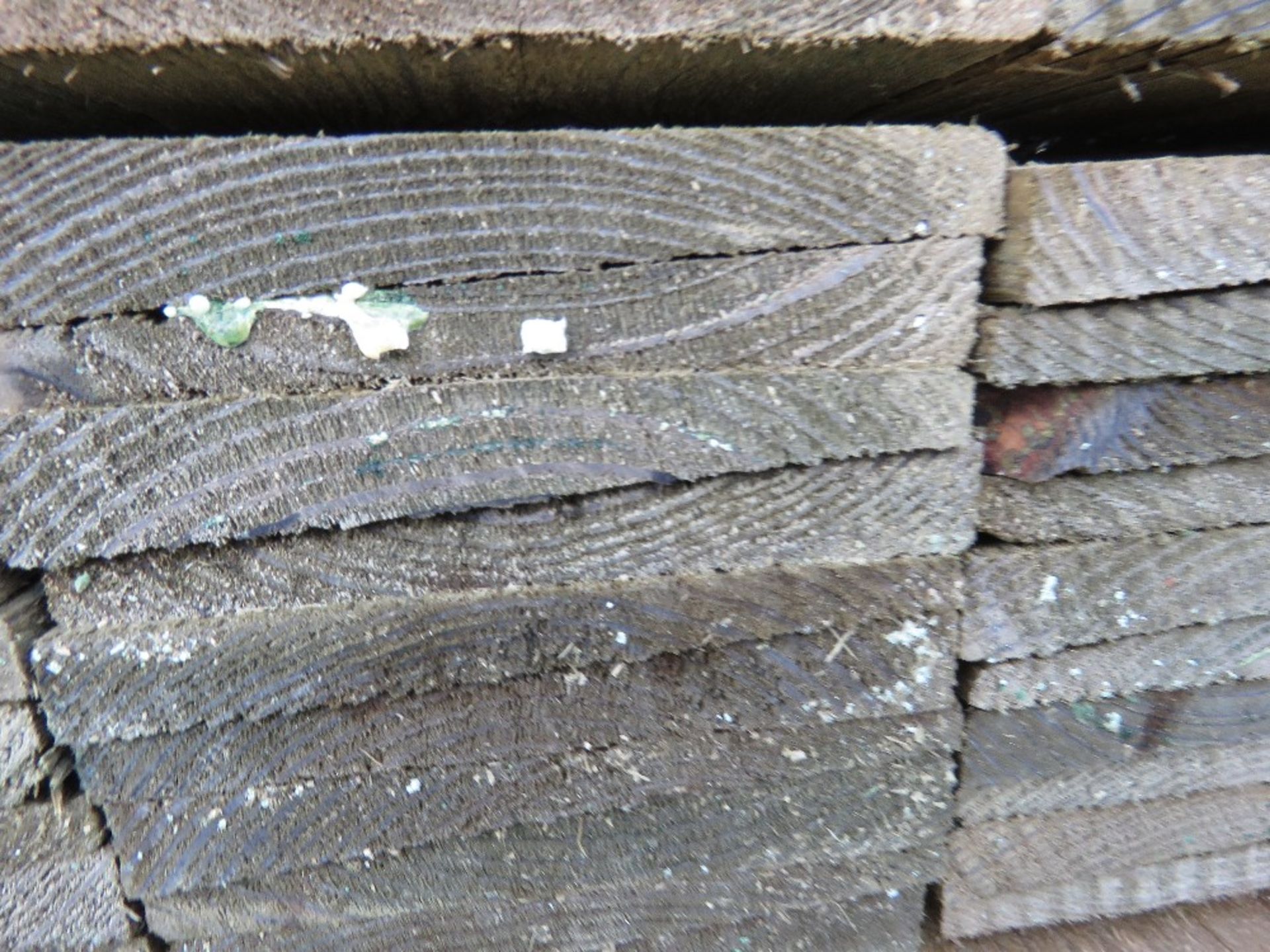 LARGE PACK OF PRESSURE TREATED FEATHER EDGE FENCE CLADDING TIMBER BOARDS. 1.20M LENGTH X 100MM WIDTH - Image 3 of 3