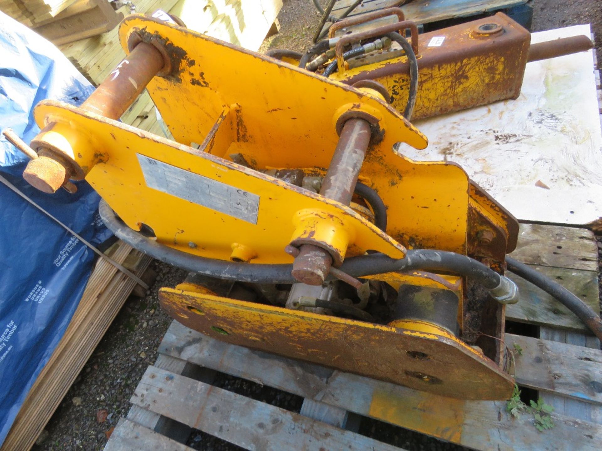 JCB 3CX/4CX EXCAVATOR MOUNTED COMPACTION PLATE HEAD 45MM PINS. PN:JCB3CXRO1. DIRECT FROM LOCAL COMP - Image 2 of 4