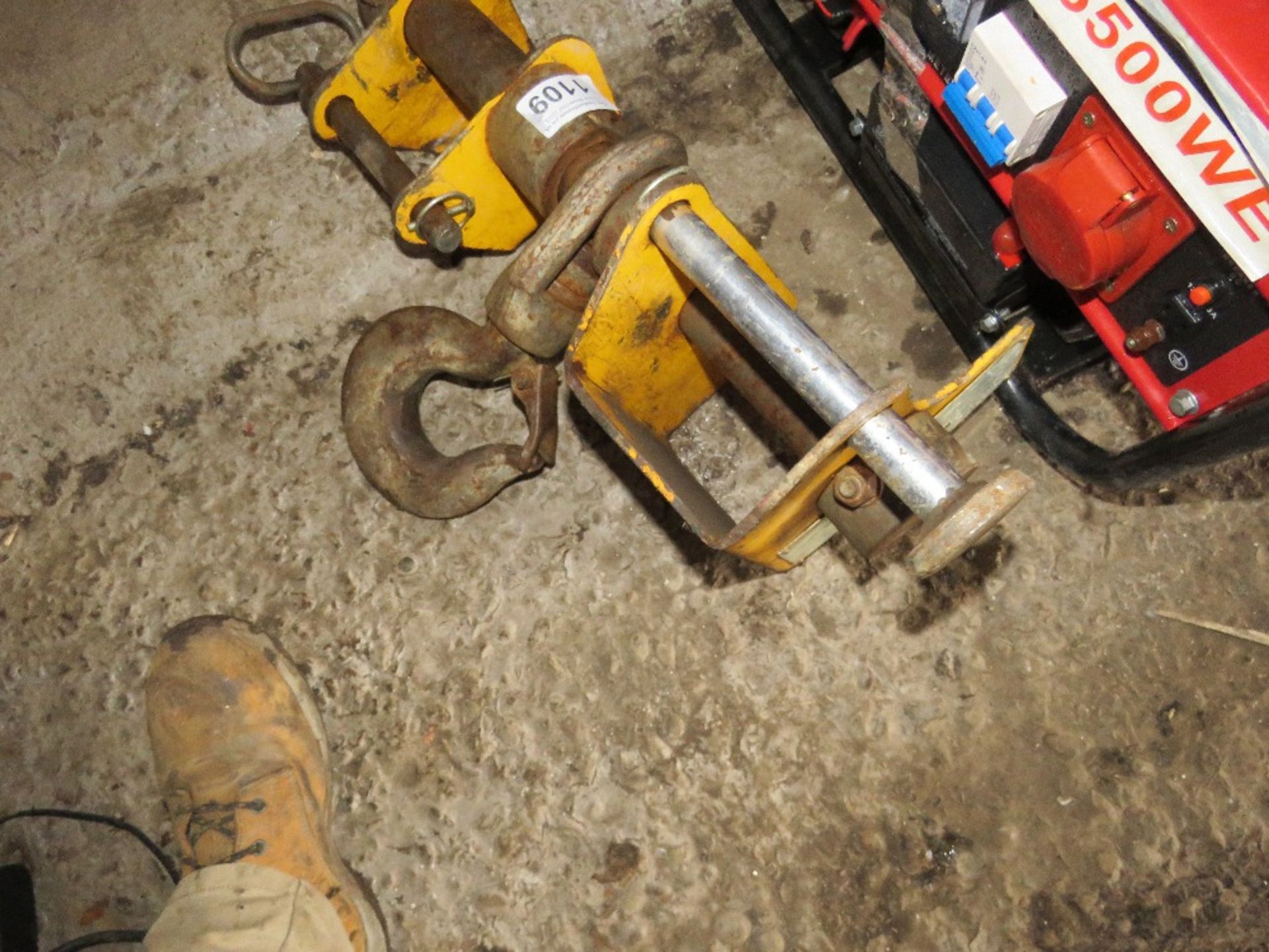 JCB 4 TONNE CRANE HOOK ATTACHMENT FOR FORKLIFT/TELEHANDLER. THIS LOT IS SOLD UNDER THE AUCTIONEER - Image 3 of 3