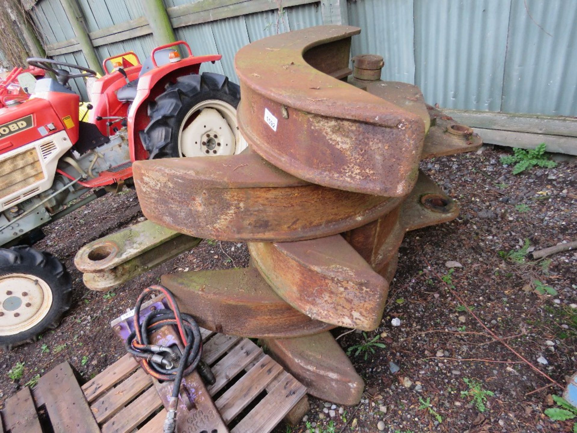 EXCAVATOR MOUNTED 5 TINE GRAPPLE GRAB WITH LINKAGE BAR. SUITABLE FOR 60MM PINS. - Image 2 of 3