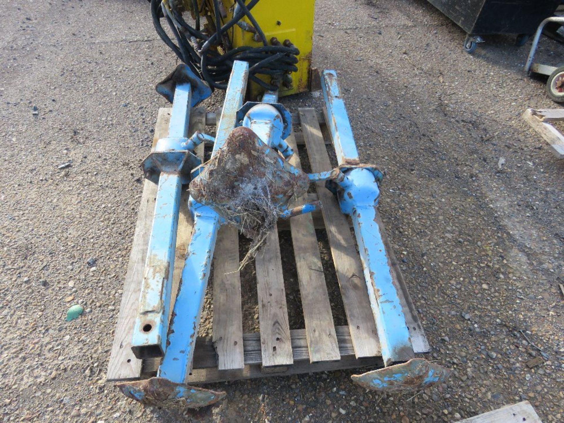 4 X ADJUSTABLE SUPPORT LEGS, 4FT CLOSED LENGTH APPROX. THIS LOT IS SOLD UNDER THE AUCTIONEERS MA - Image 3 of 5