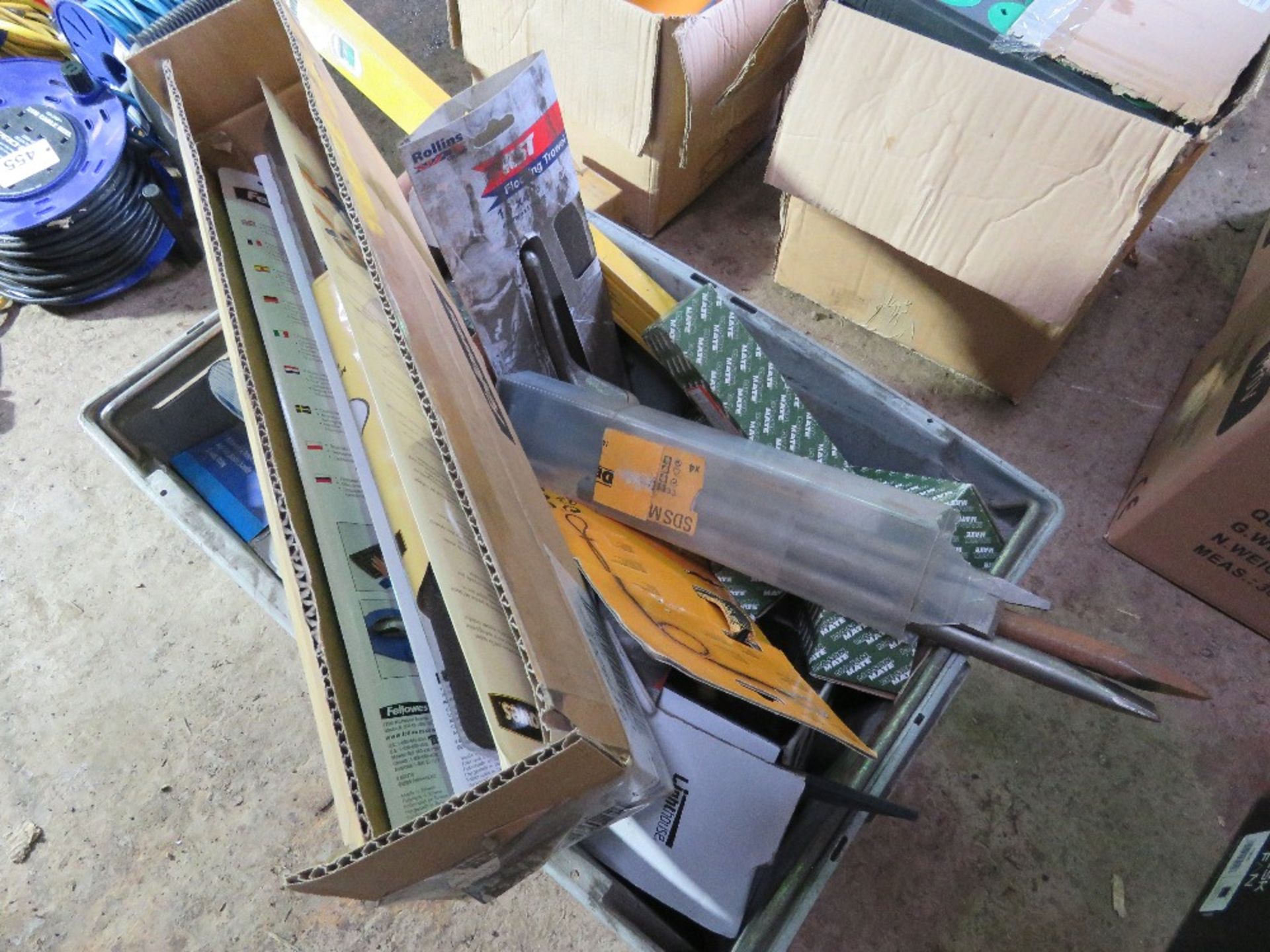 BOX OF SUNDRIES INCLUDING TOOLS. - Image 4 of 4