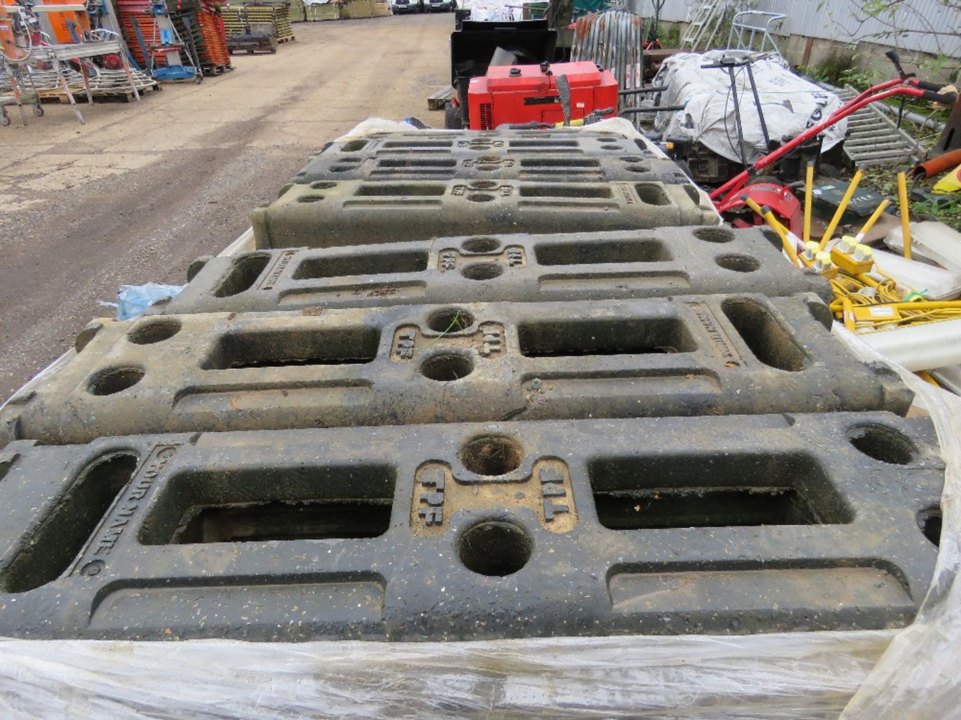 LARGE PALLET OF HERAS TYPE TEMPORARY FENCE BASES/BLOCKS. THIS LOT IS SOLD UNDER THE AUCTIONEERS M - Image 4 of 4