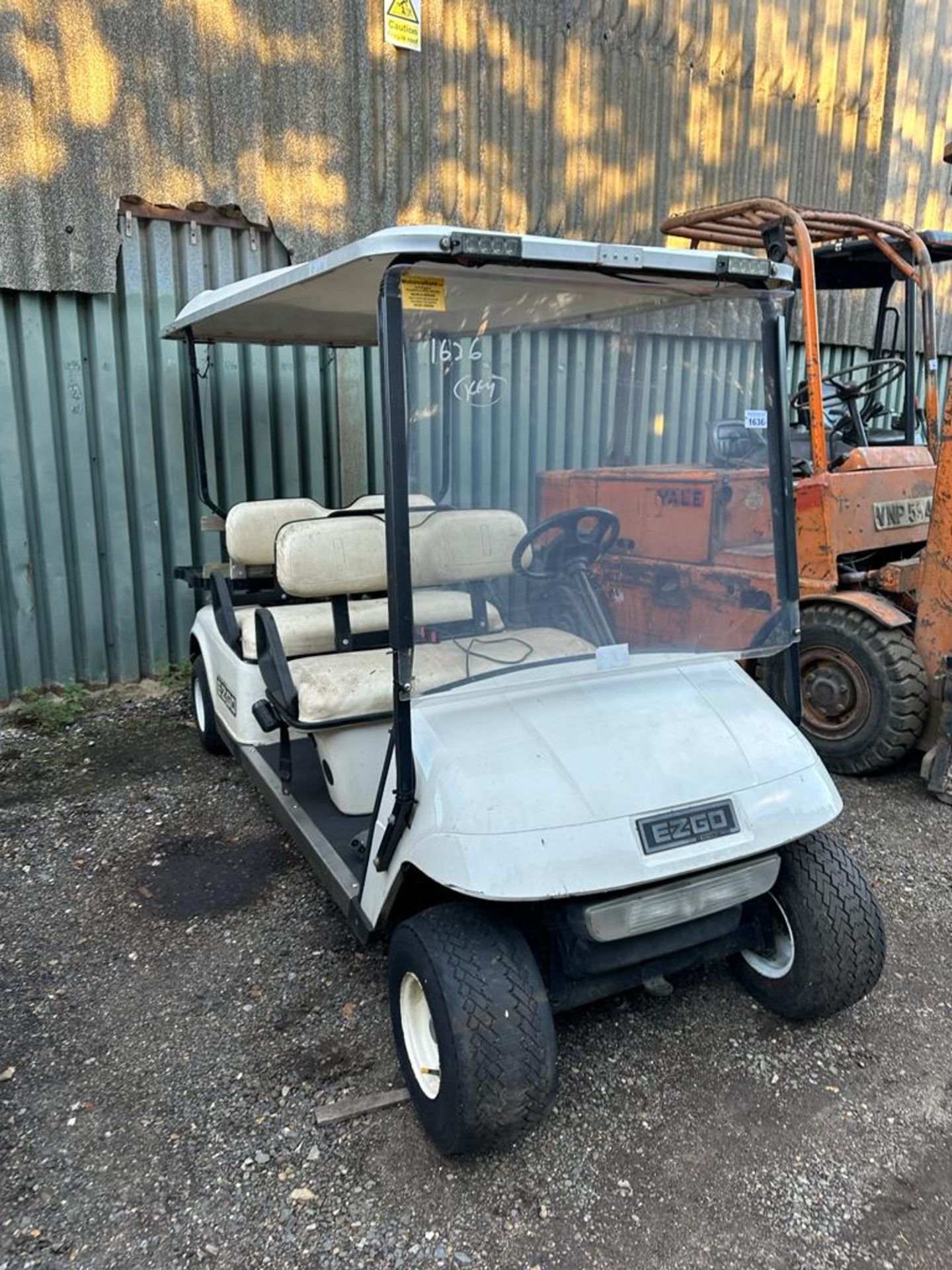 EZGO SHUTTLE4 LONG WHEEL BASE ELECTRIC GOLF BUGGY WITH CHARGER. BATTERY FLAT, UNTESTED. WITH KEY. - Image 4 of 5