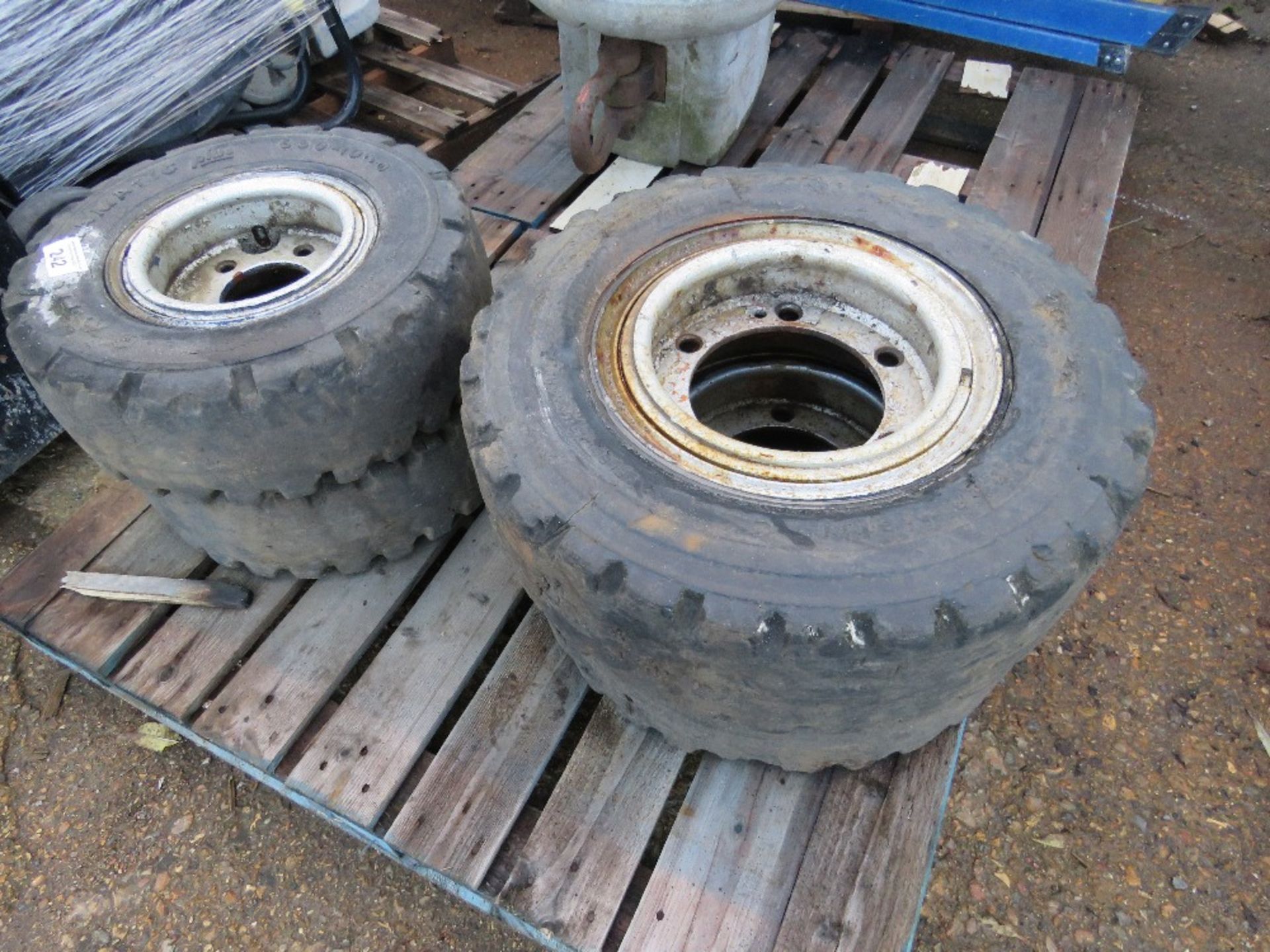 4 X SOLID FORKLIFT WHEELS AND TYRES 7.00X12 AND 6.50 X 10. THIS LOT IS SOLD UNDER THE AUCTIONEER - Image 4 of 5