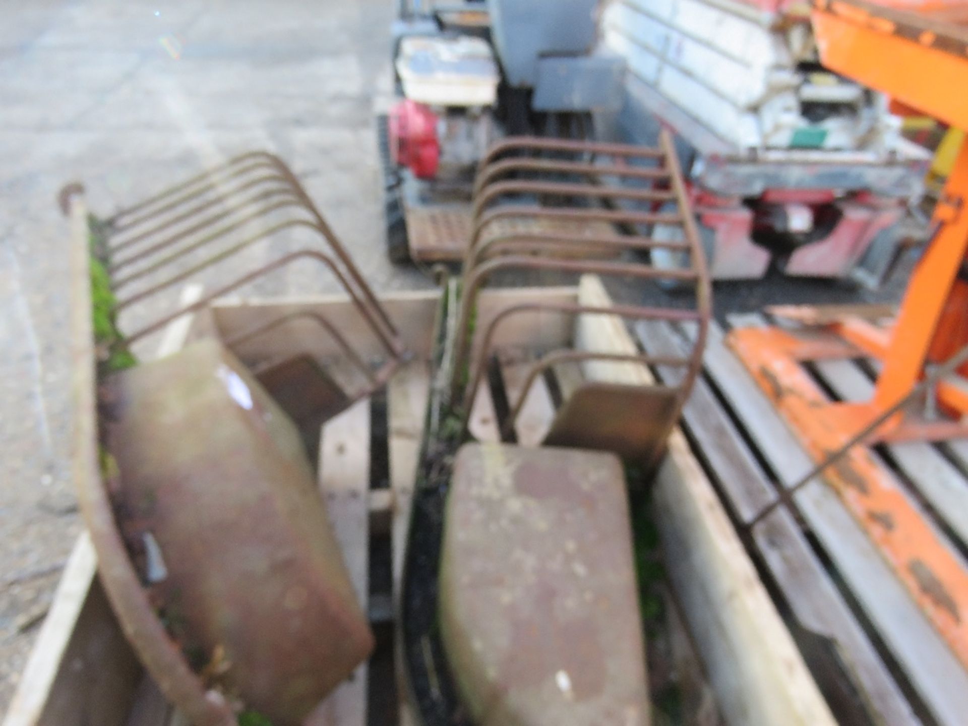 2 CAST IRON MANGERS/ ANIMAL FEEDERS, IDEAL FOR DECORATIVE GARDEN PLANTERS. THIS LOT IS SOLD UNDE - Image 4 of 4