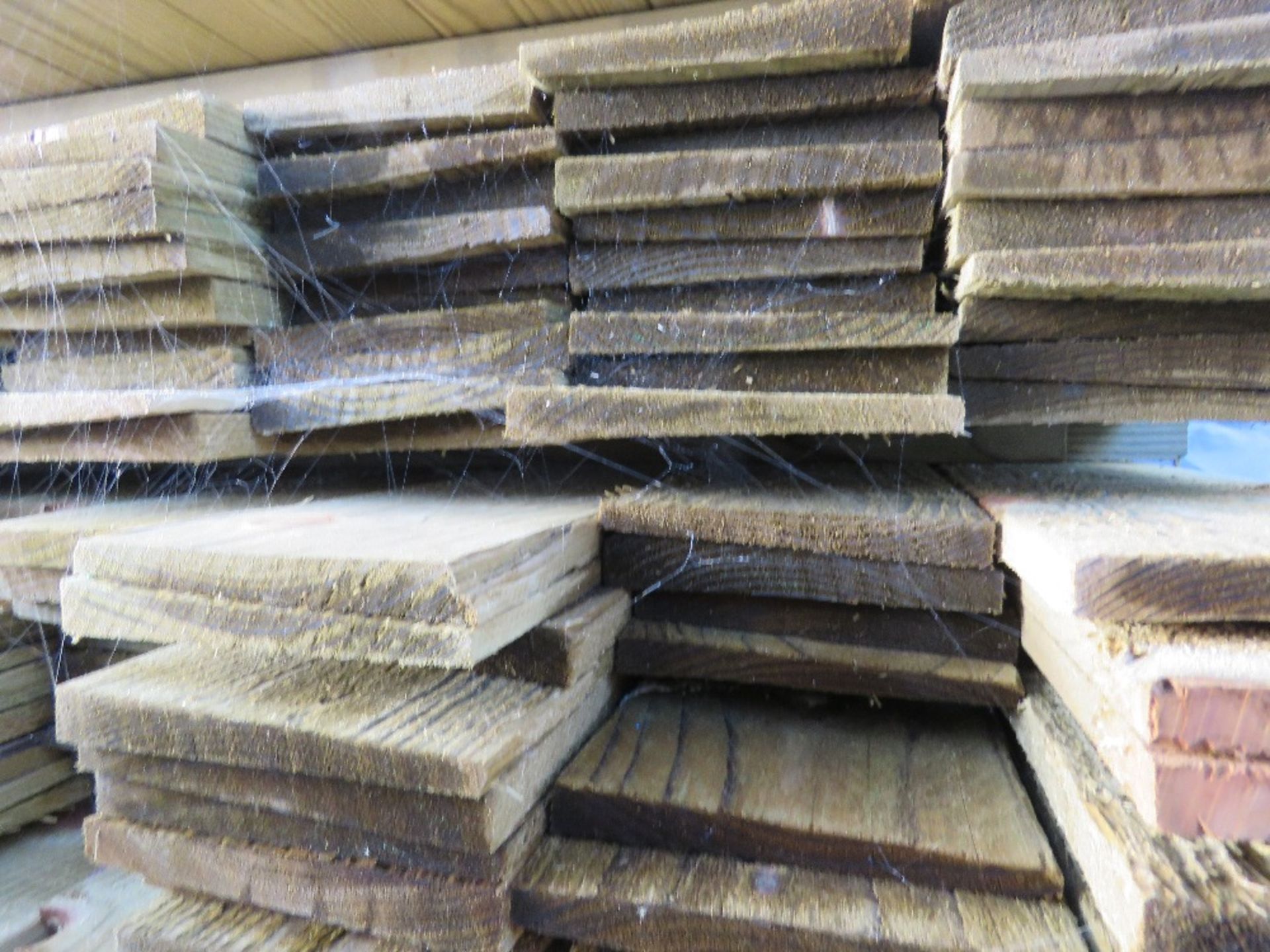LARGE PACK OF TREATED FEATHER EDGE TIMBER CLADDING BOARDS: 1.4-1.8M LENGTH X 100MM WIDTH APPROX. - Image 3 of 3