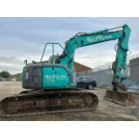 KOBELCO SK135SRLC STEEL TRACKED 14TONNE EXCAVATOR. YEAR 2004 BUILD. WITH ONE GRADING BUCKET AS SHOWN