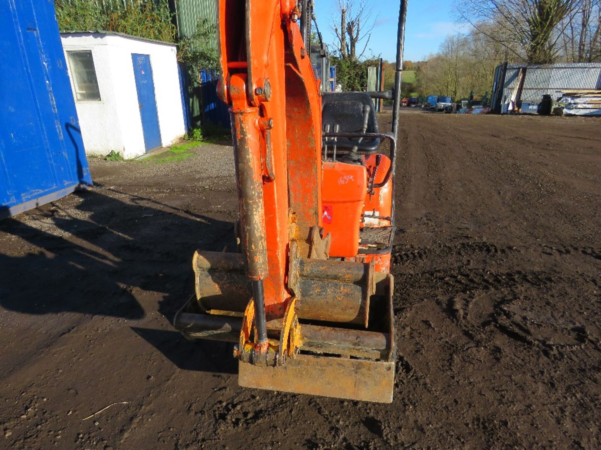 KUBOTA K008-3 MICRO EXCAVATOR WITH 3NO BUCKETS. SN:17804 year 2006 approx. 3703 rec hrs. DIRECT F - Image 2 of 9