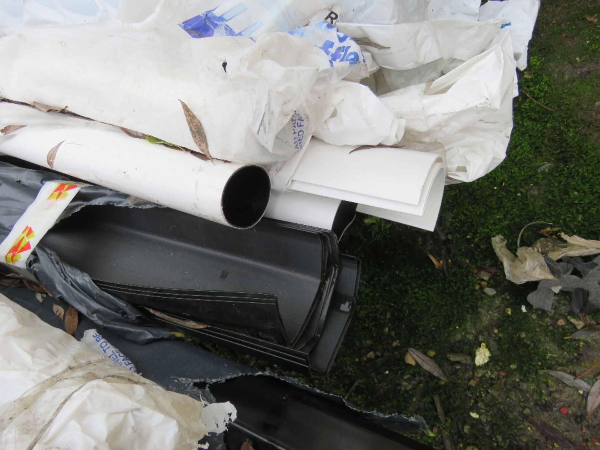 ASSORTED LONG LENGTH PLASTIC GUTTERING ITEMS. THIS LOT IS SOLD UNDER THE AUCTIONEERS MARGIN SCHEM - Image 5 of 10