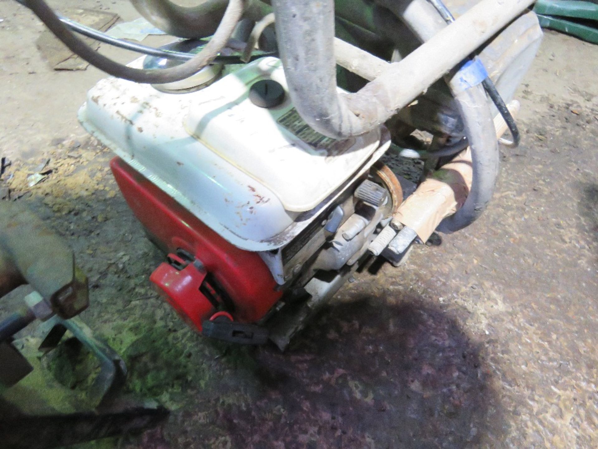 HONDA ENGINE AND 2 X AIRLESS SPRAYERS. THIS LOT IS SOLD UNDER THE AUCTIONEERS MARGIN SCHEME, THER - Image 5 of 6