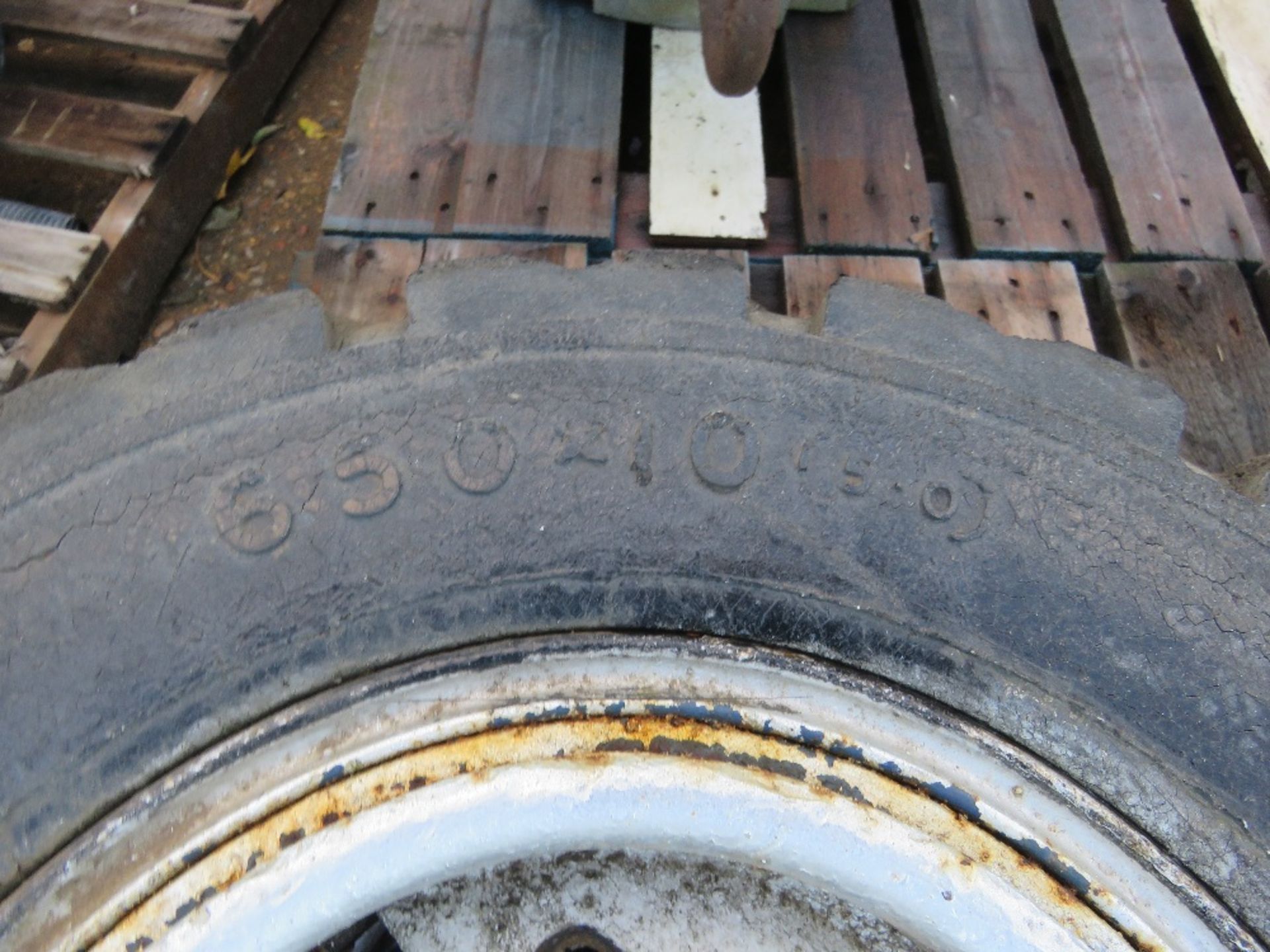 4 X SOLID FORKLIFT WHEELS AND TYRES 7.00X12 AND 6.50 X 10. THIS LOT IS SOLD UNDER THE AUCTIONEER - Image 2 of 5