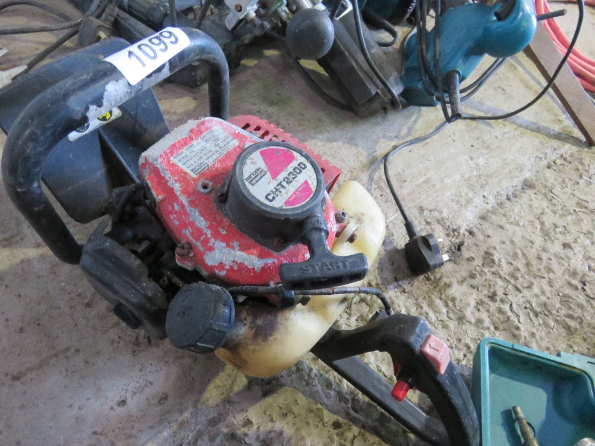 PETROL ENGINED HEDGE CUTTER. THIS LOT IS SOLD UNDER THE AUCTIONEERS MARGIN SCHEME, THEREFORE NO V - Image 2 of 3