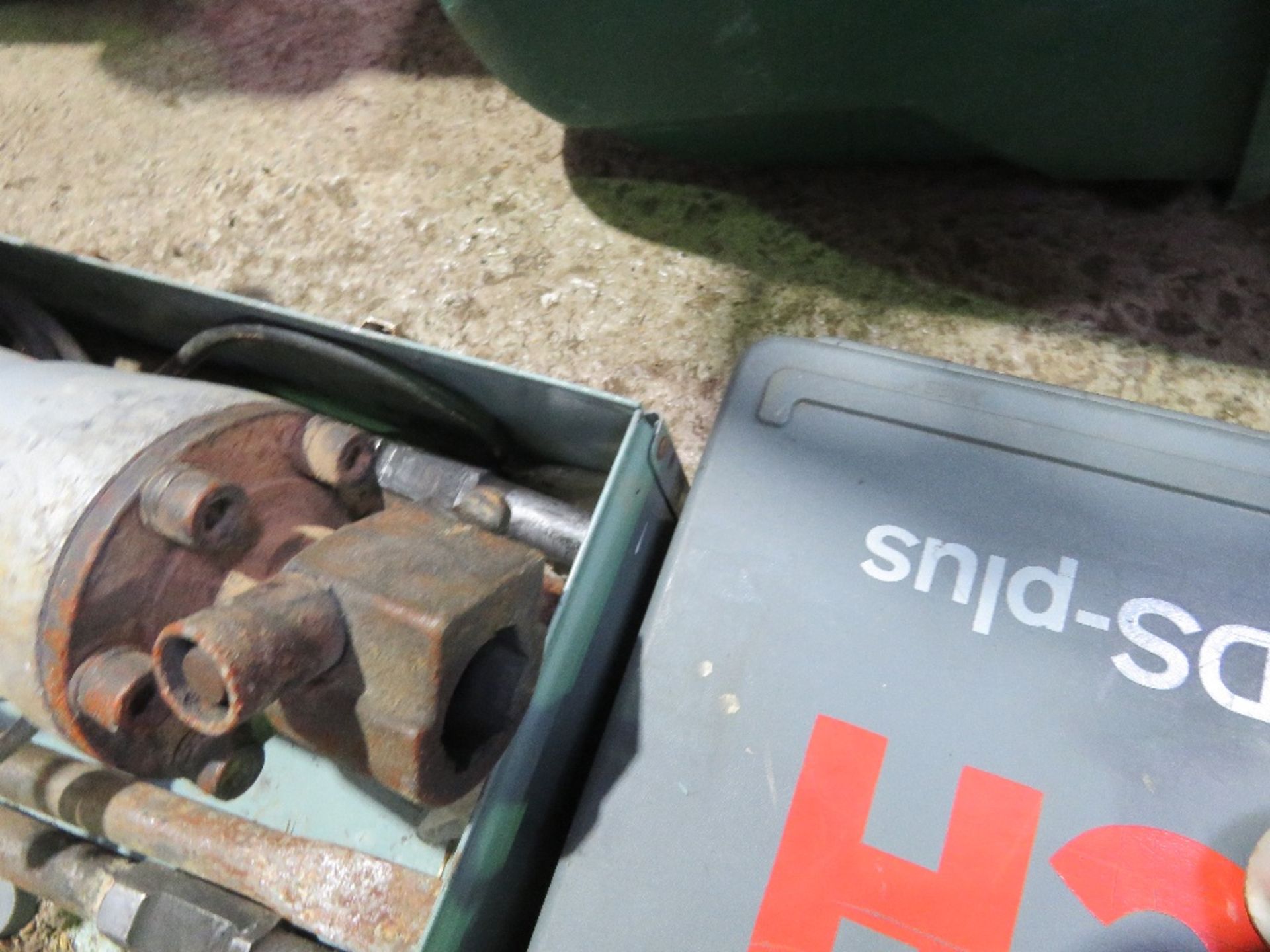 HEAVY DUTY BREAKER DRILL IN A BOX, INCLUDING POINTS, 240V POWERED. THIS LOT IS SOLD UNDER THE AU - Image 6 of 6